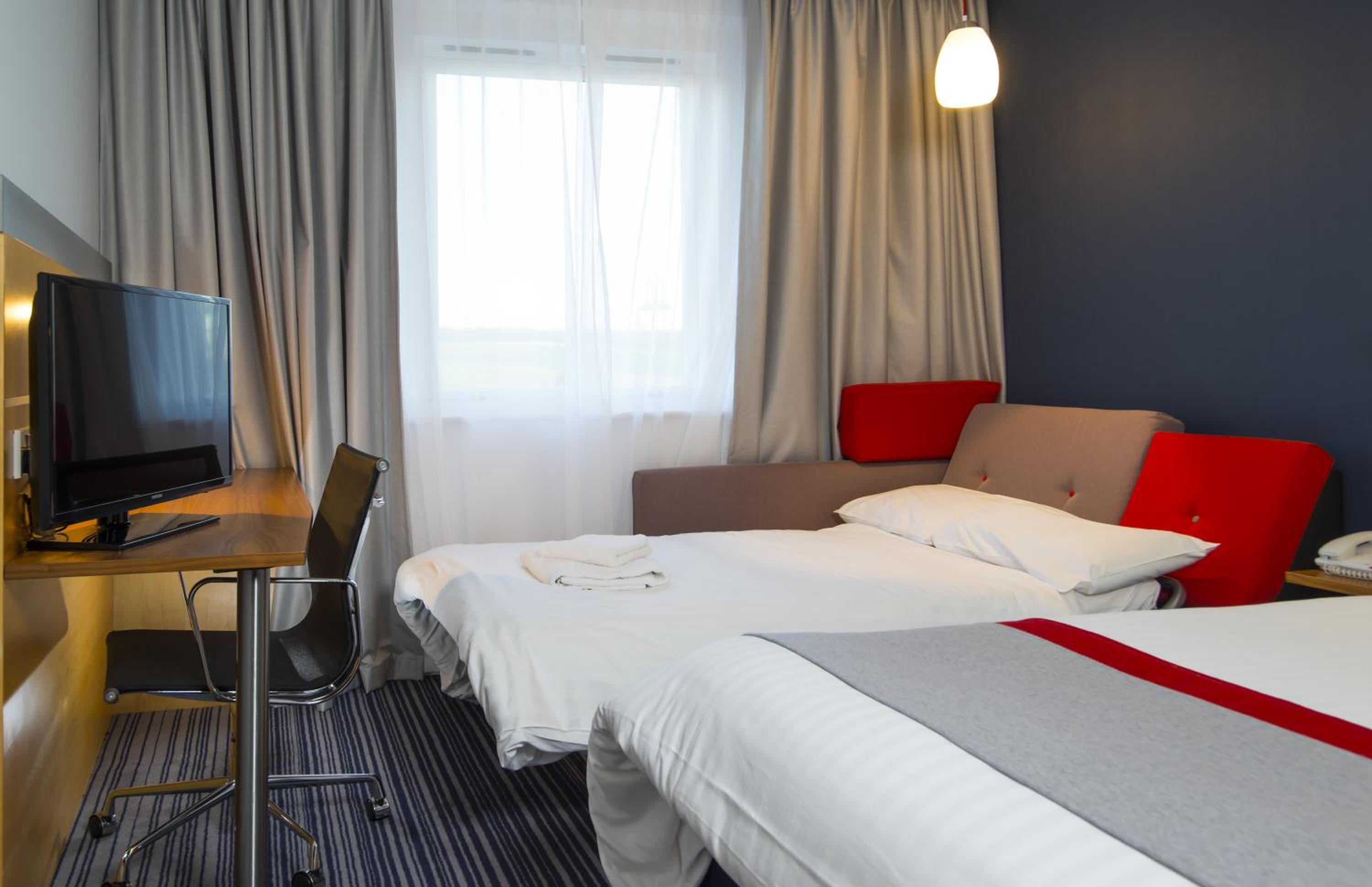 Standard Double Room with Sofa Bed and Free Hot Breakfast - Photo 9