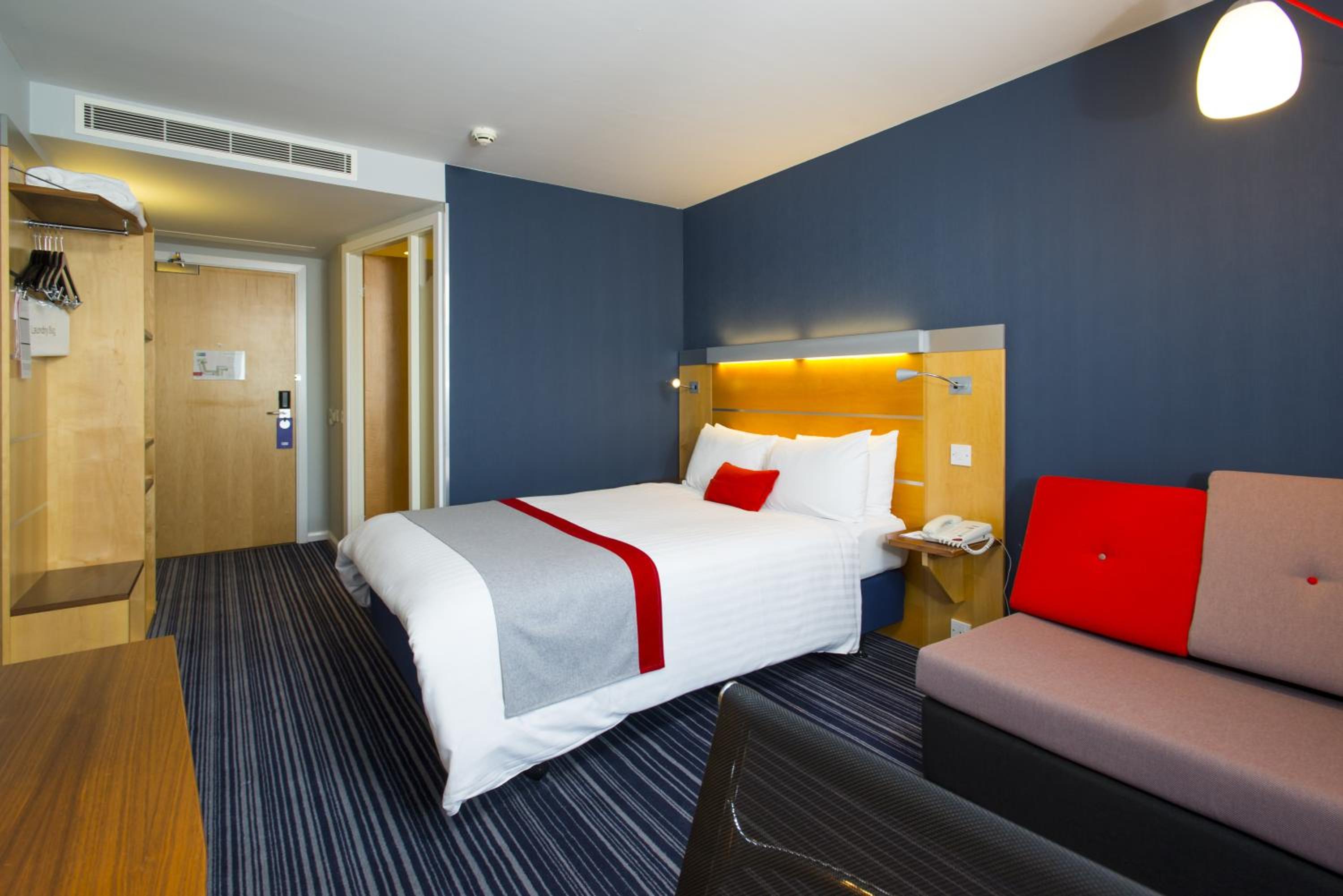 Standard Double Room with Sofa Bed and Free Hot Breakfast - Photo 7
