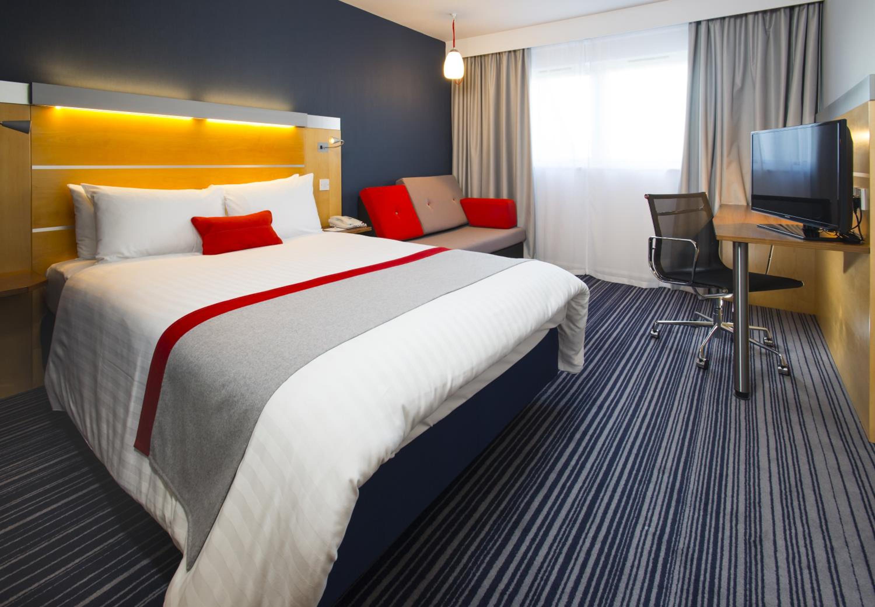 Standard Double Room with Sofa Bed and Free Hot Breakfast - Photo 4