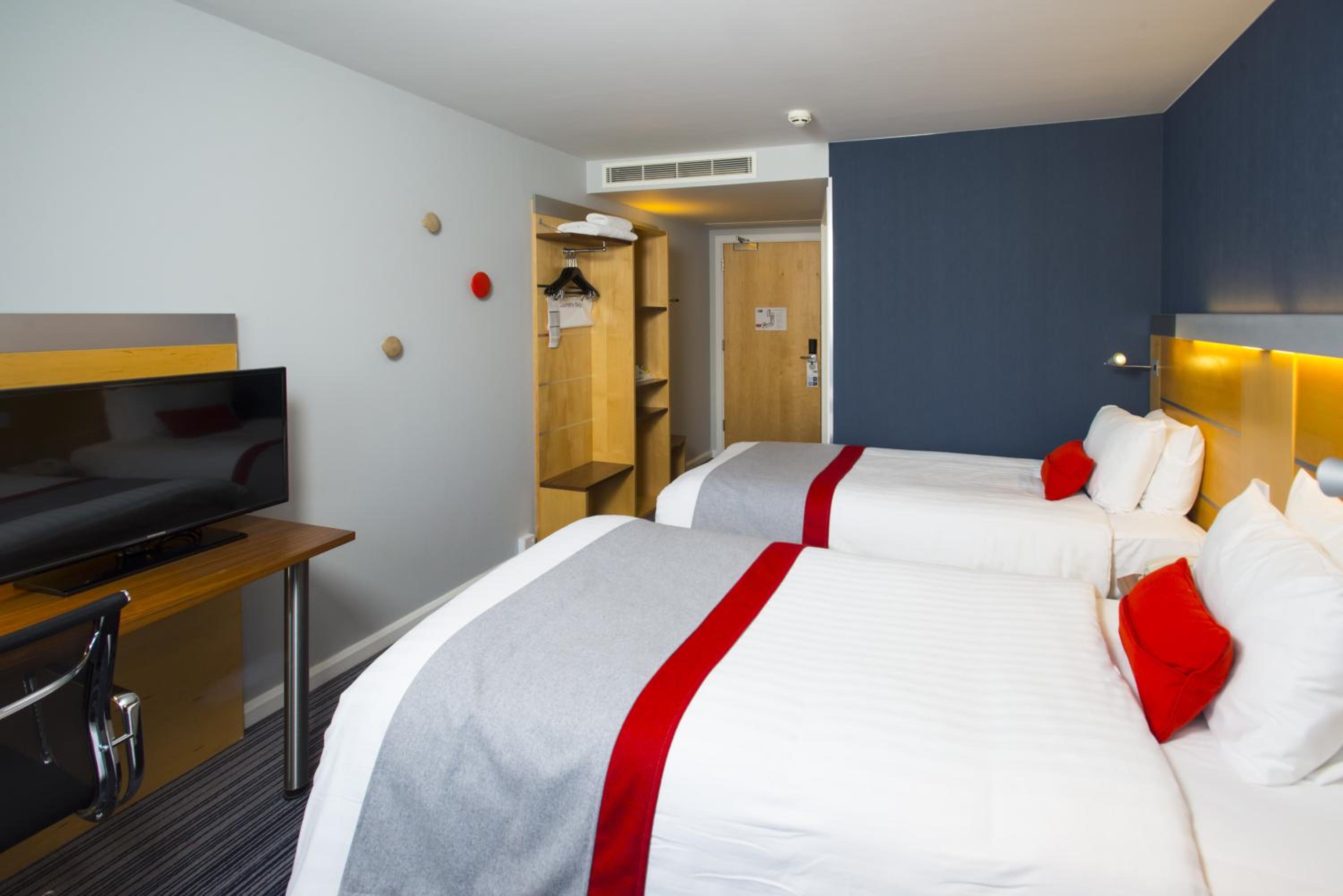 Standard Twin Room with Free Hot Breakfast - Photo 6