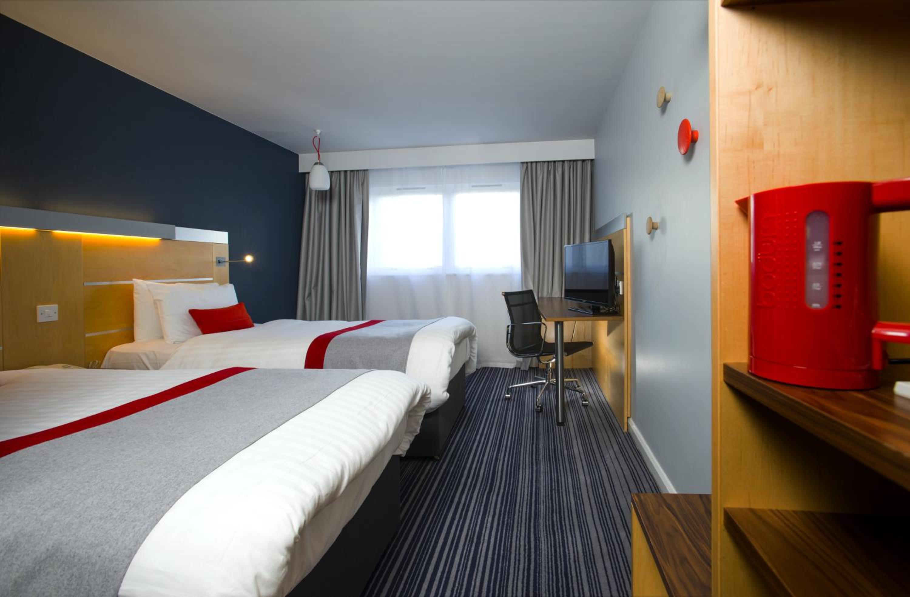 Standard Twin Room with Free Hot Breakfast - Photo 10