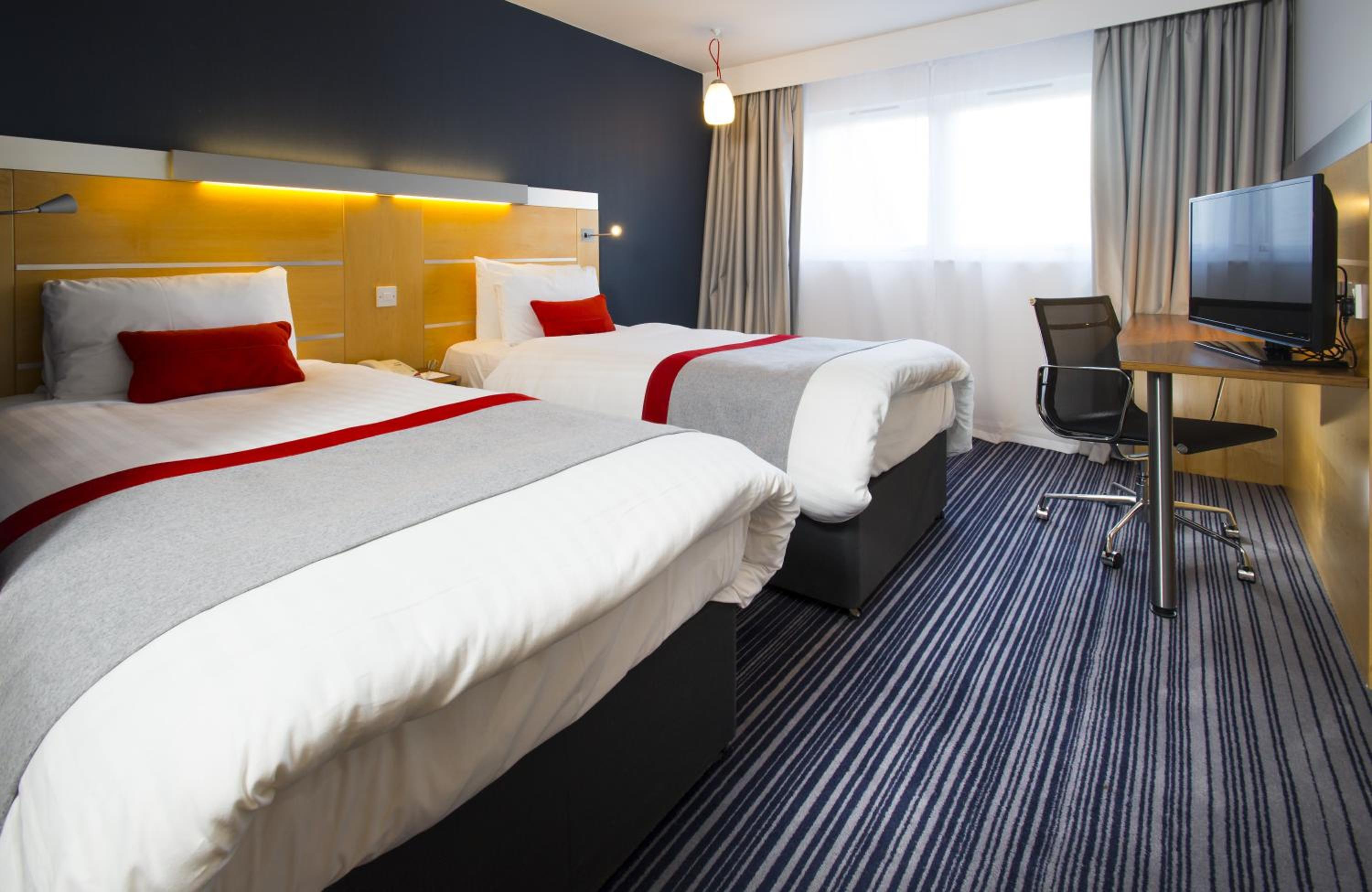 Standard Twin Room with Free Hot Breakfast - Photo 8