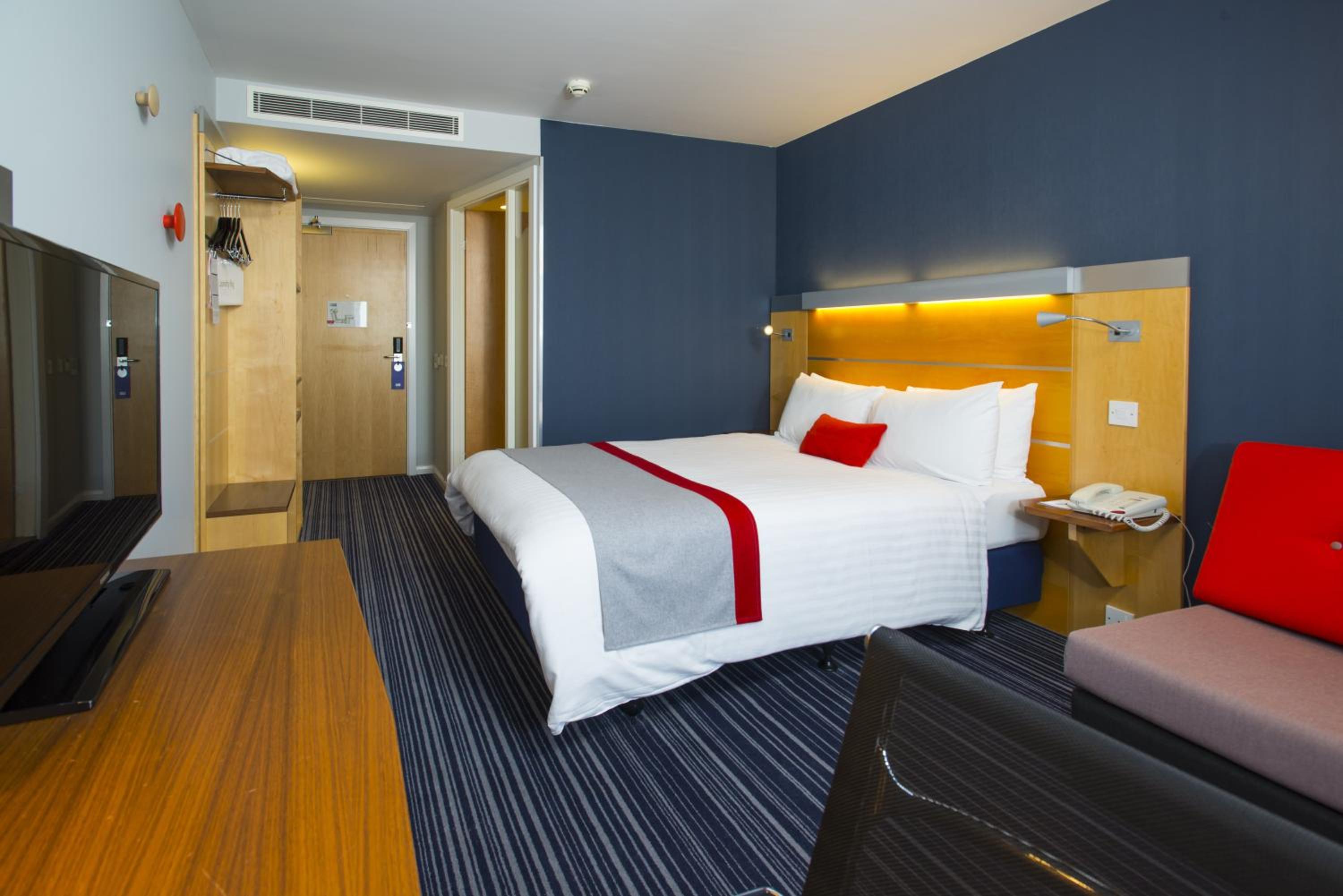 Standard Double Room with Sofa Bed and Free Hot Breakfast - Photo 5