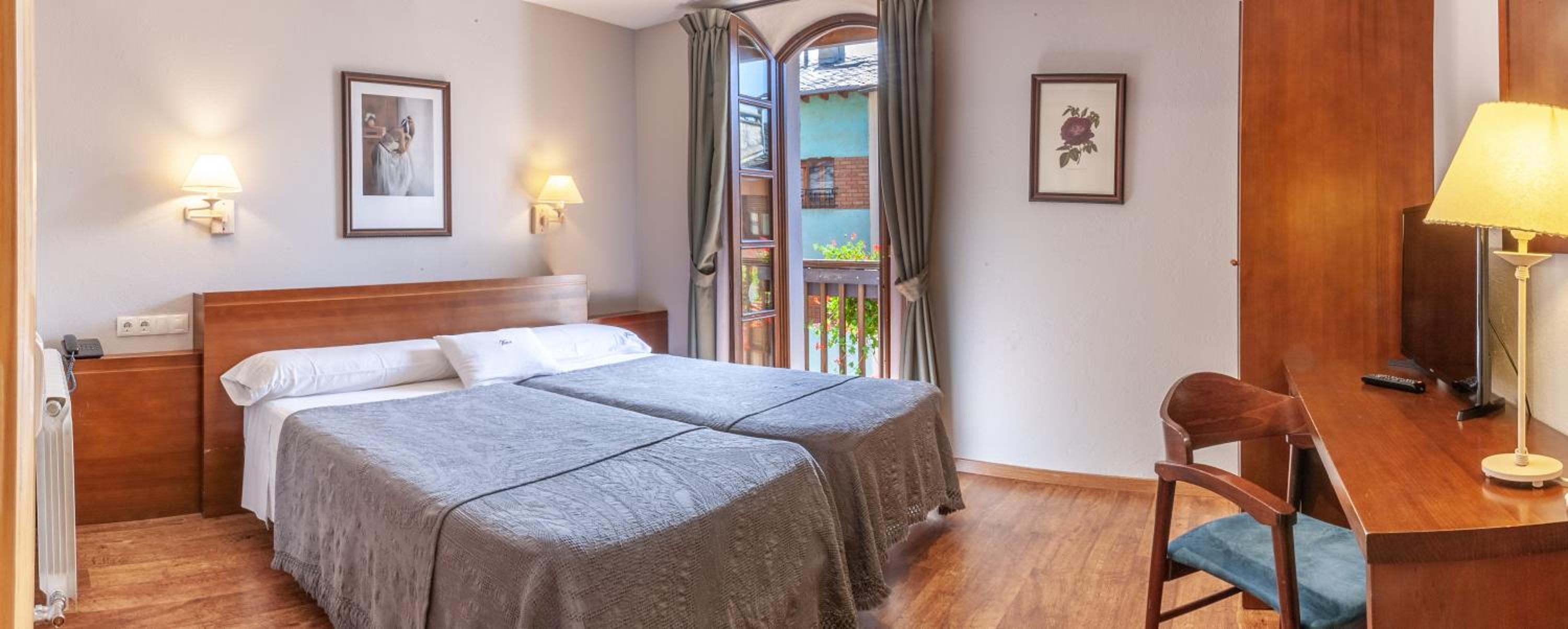 Twin Room with Balcony - Photo 1
