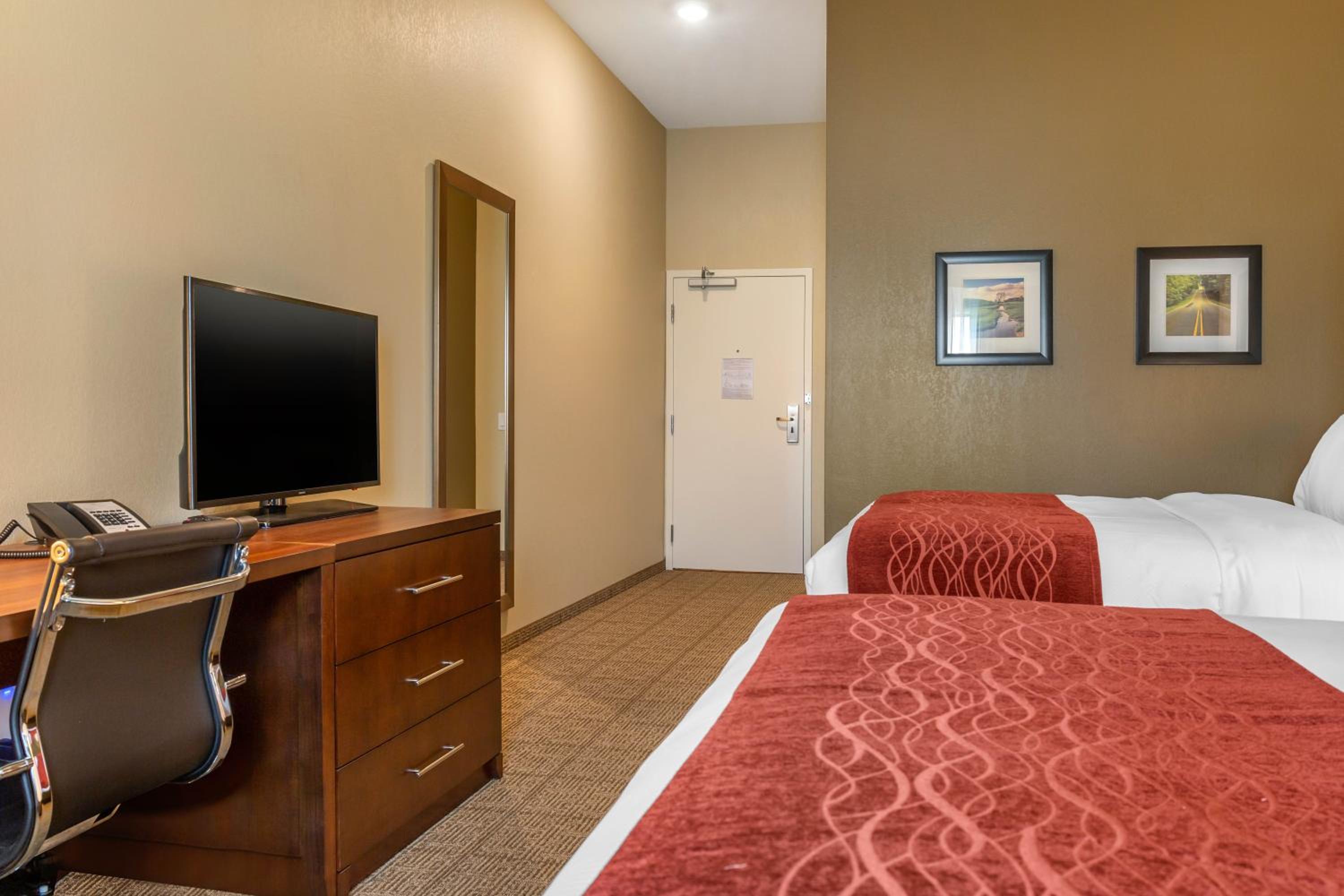 Queen Room with Two Queen Beds - Non-Smoking - Photo 3