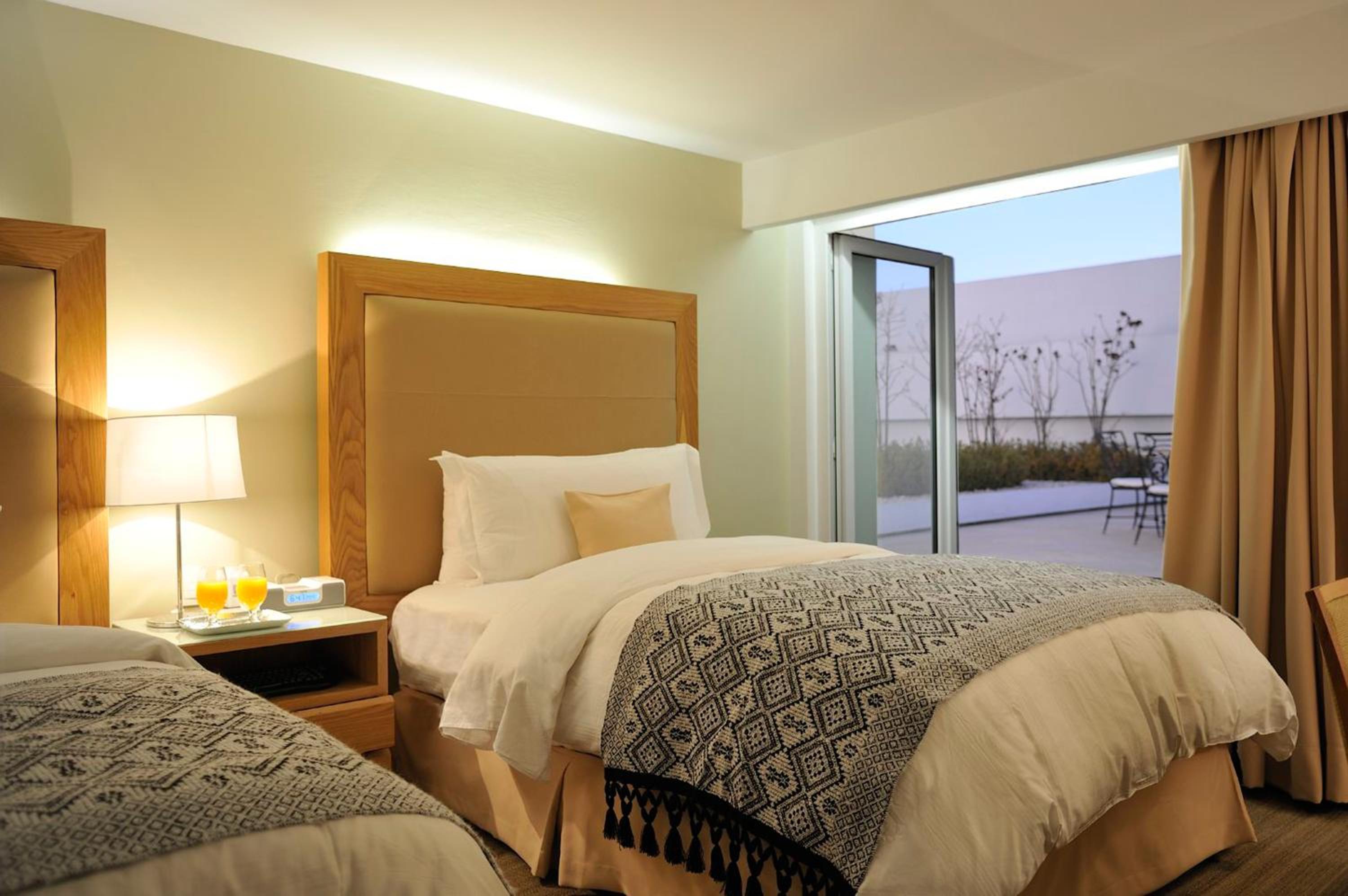 Classic Twin Room with Lounge Access - Photo 5