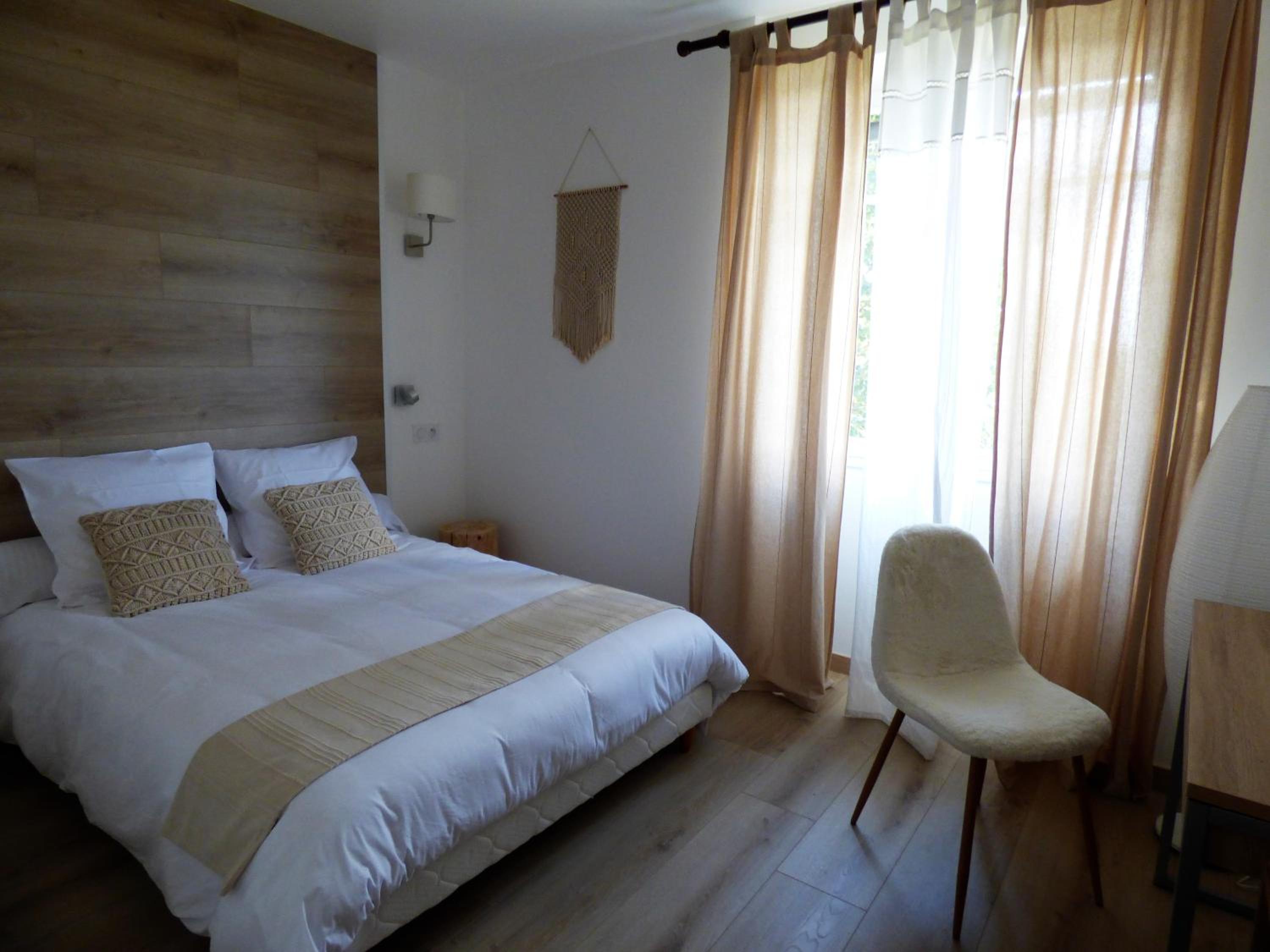 Double Room - Photo 8