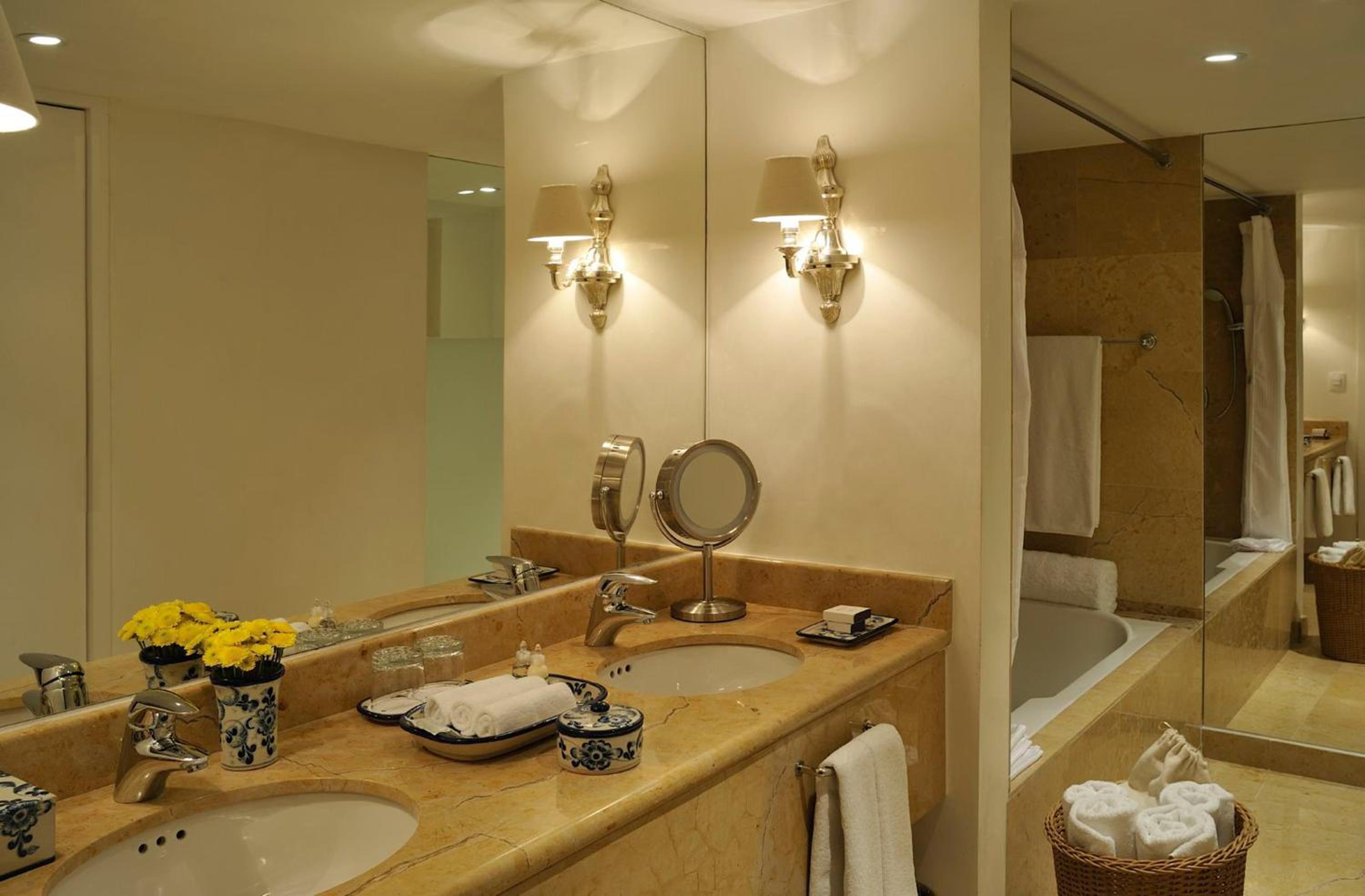 Classic Twin Room with Lounge Access - Photo 4