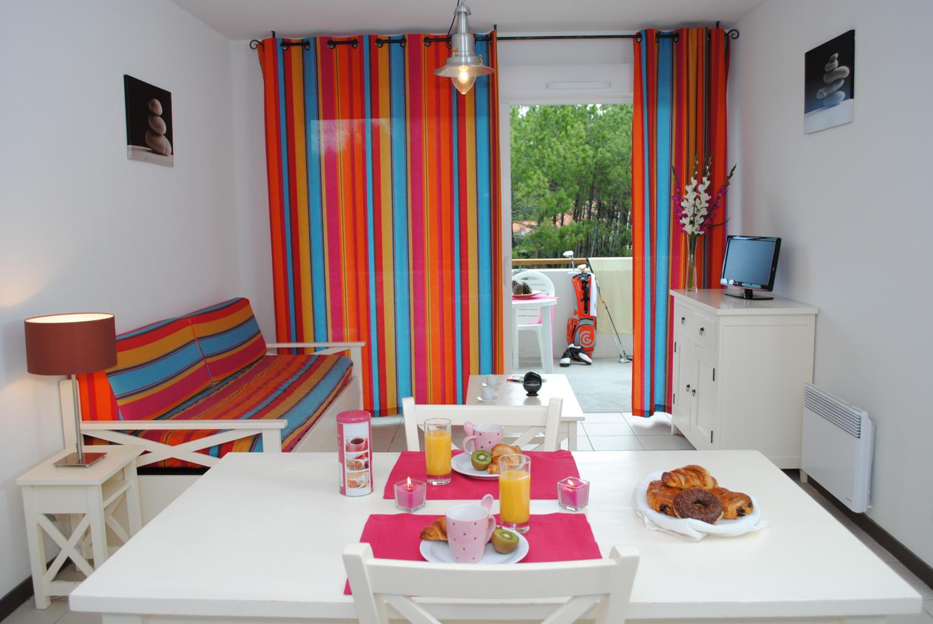 One-Bedroom Apartment with Alcove (6 Adults) photo 3