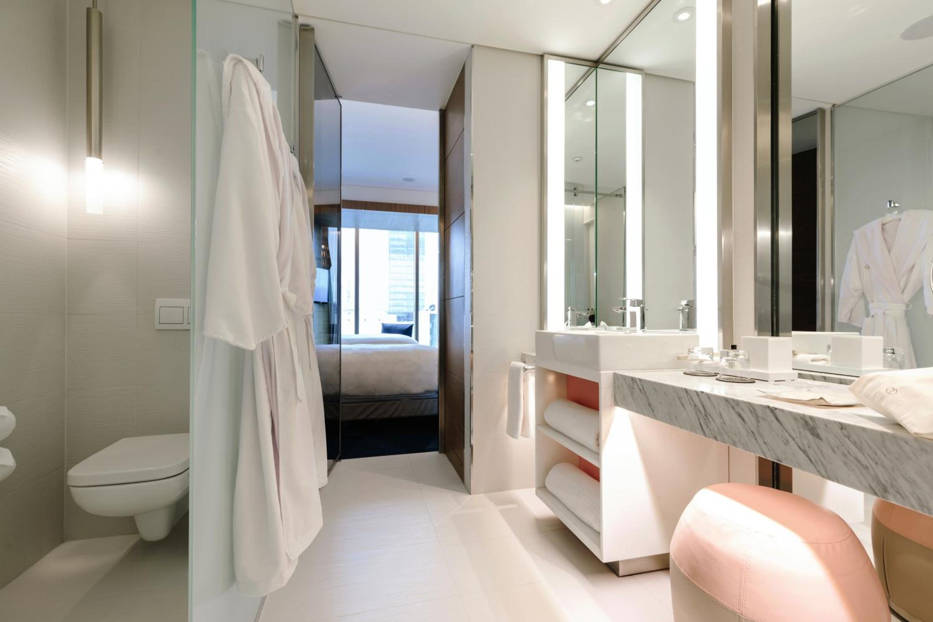 Superior King Room with Skyline View thumbnail 5