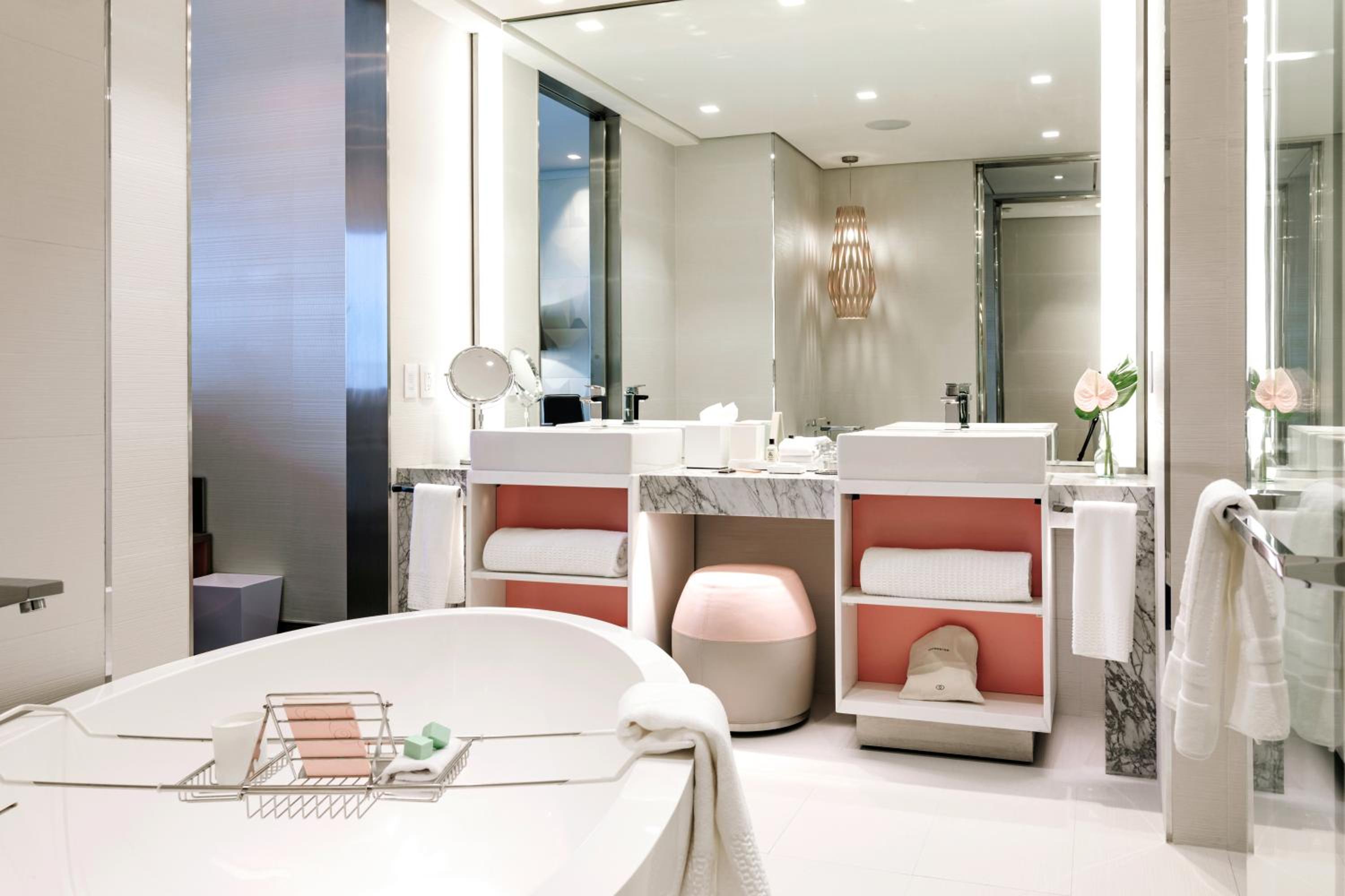 Luxury King Room with City View