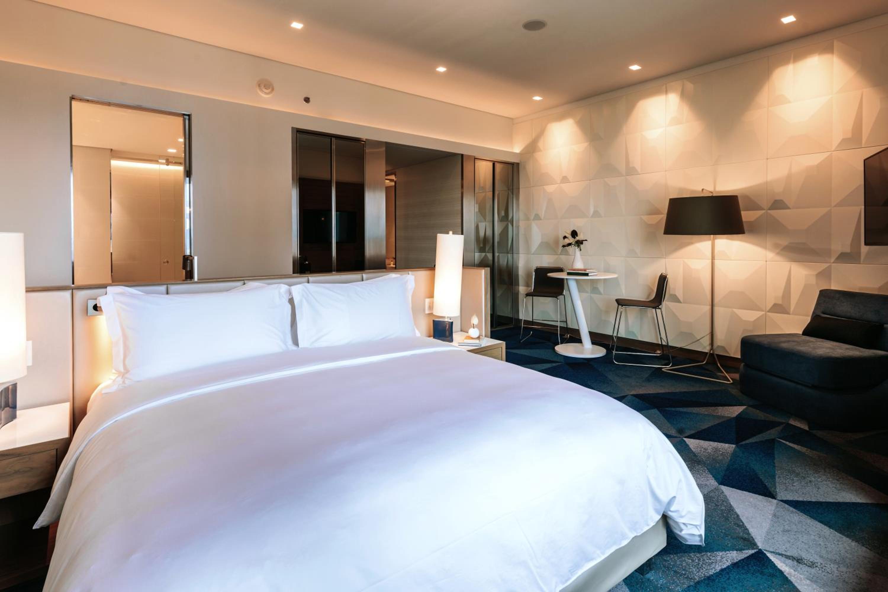 Luxury King Room with City View