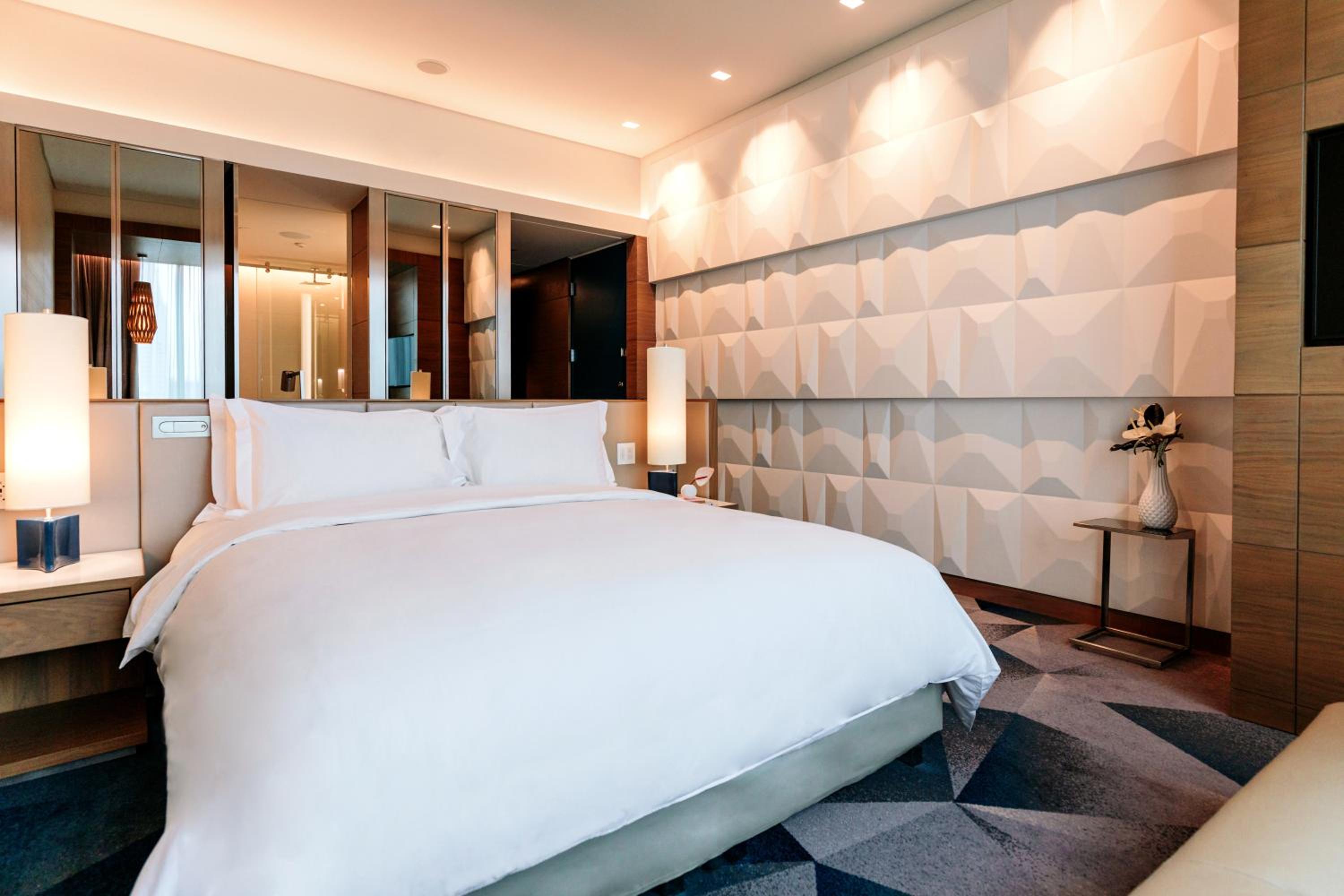 Superior King Room with Skyline View