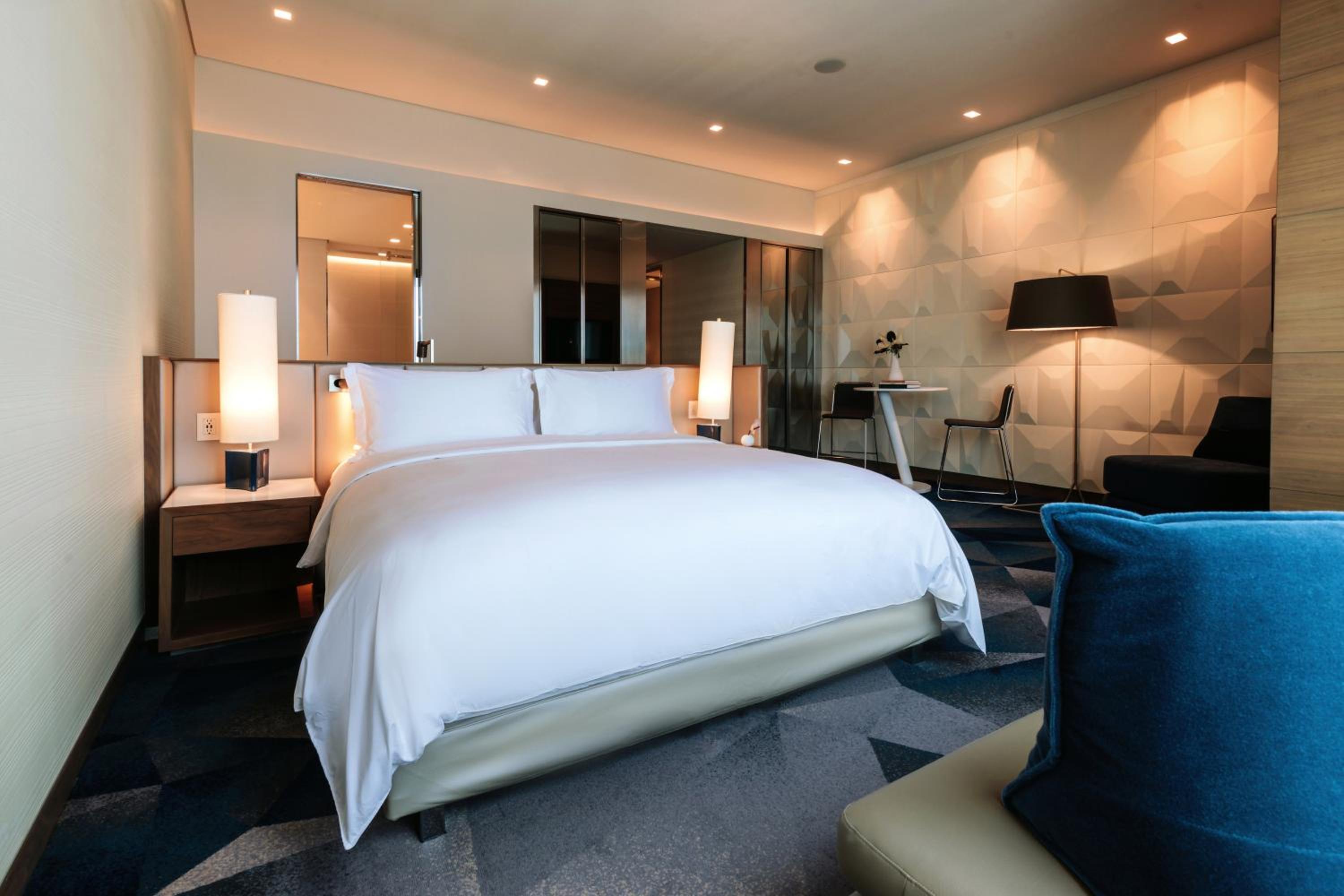 Luxury King Room with City View