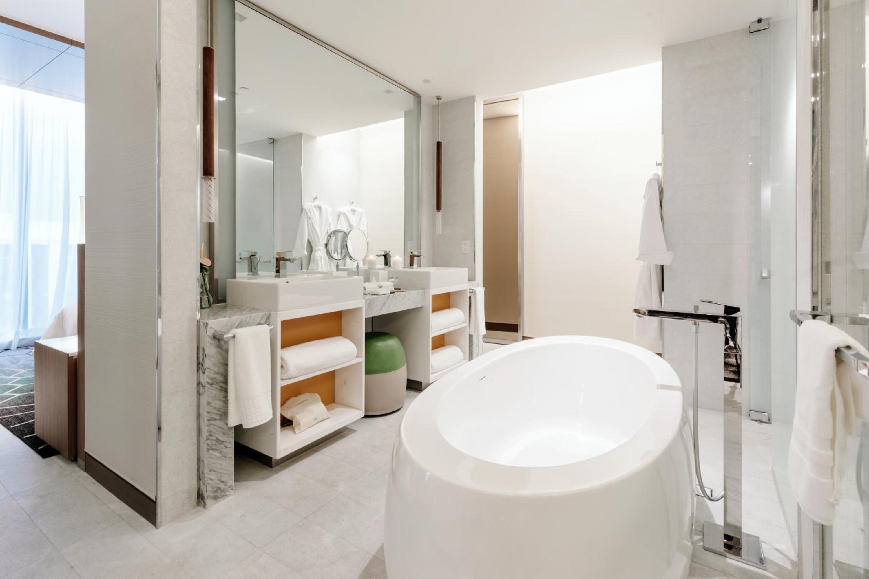 Prestige King Suite with View and Club Access thumbnail 5