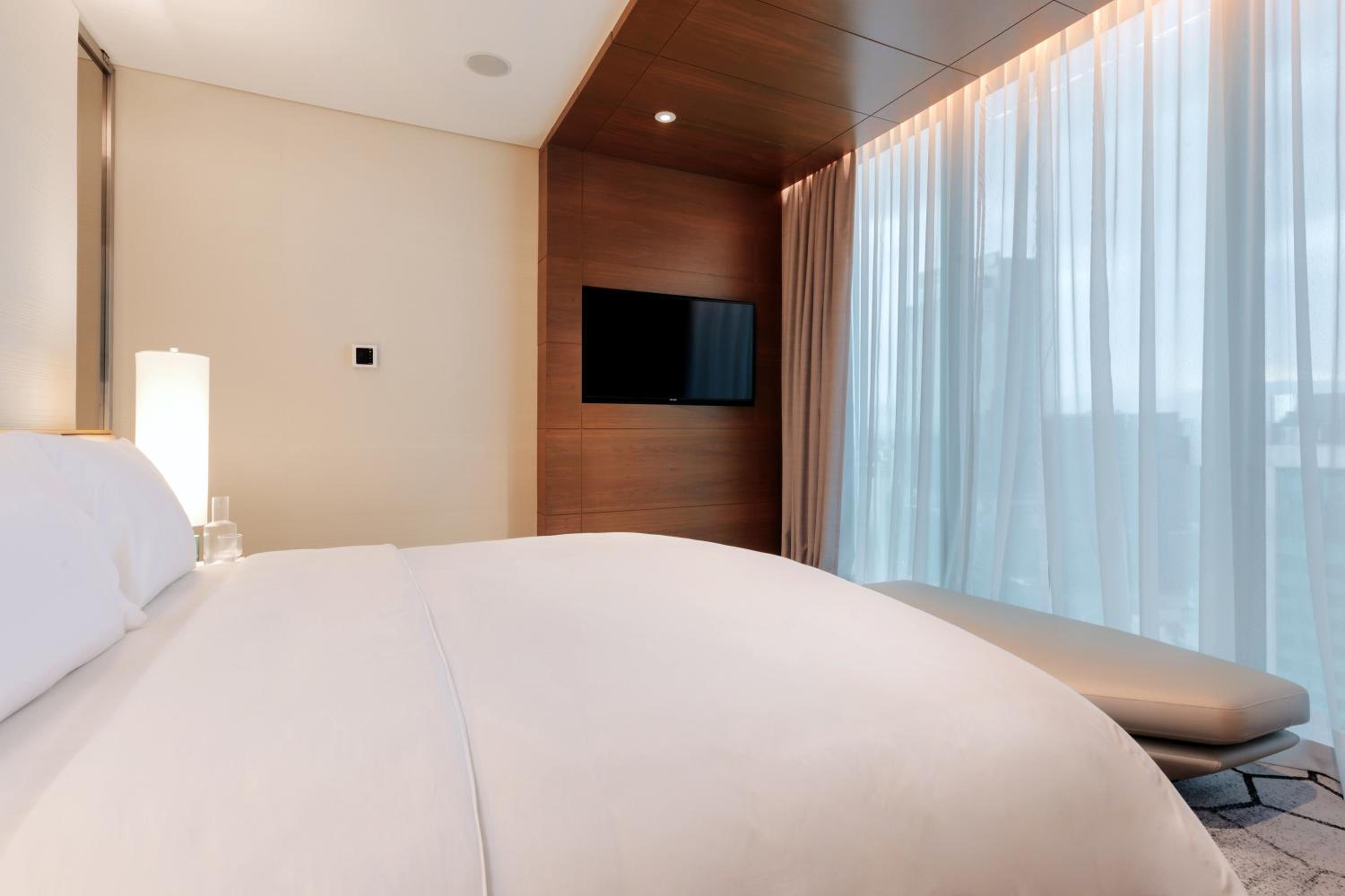 Prestige King Suite with View and Club Access