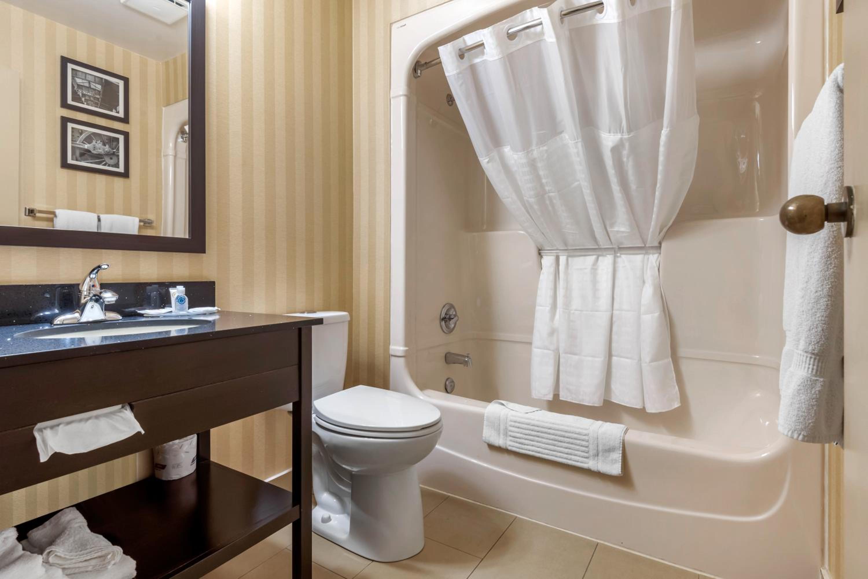 Queen Room with Two Queen Beds (2nd Floor) - Photo 2