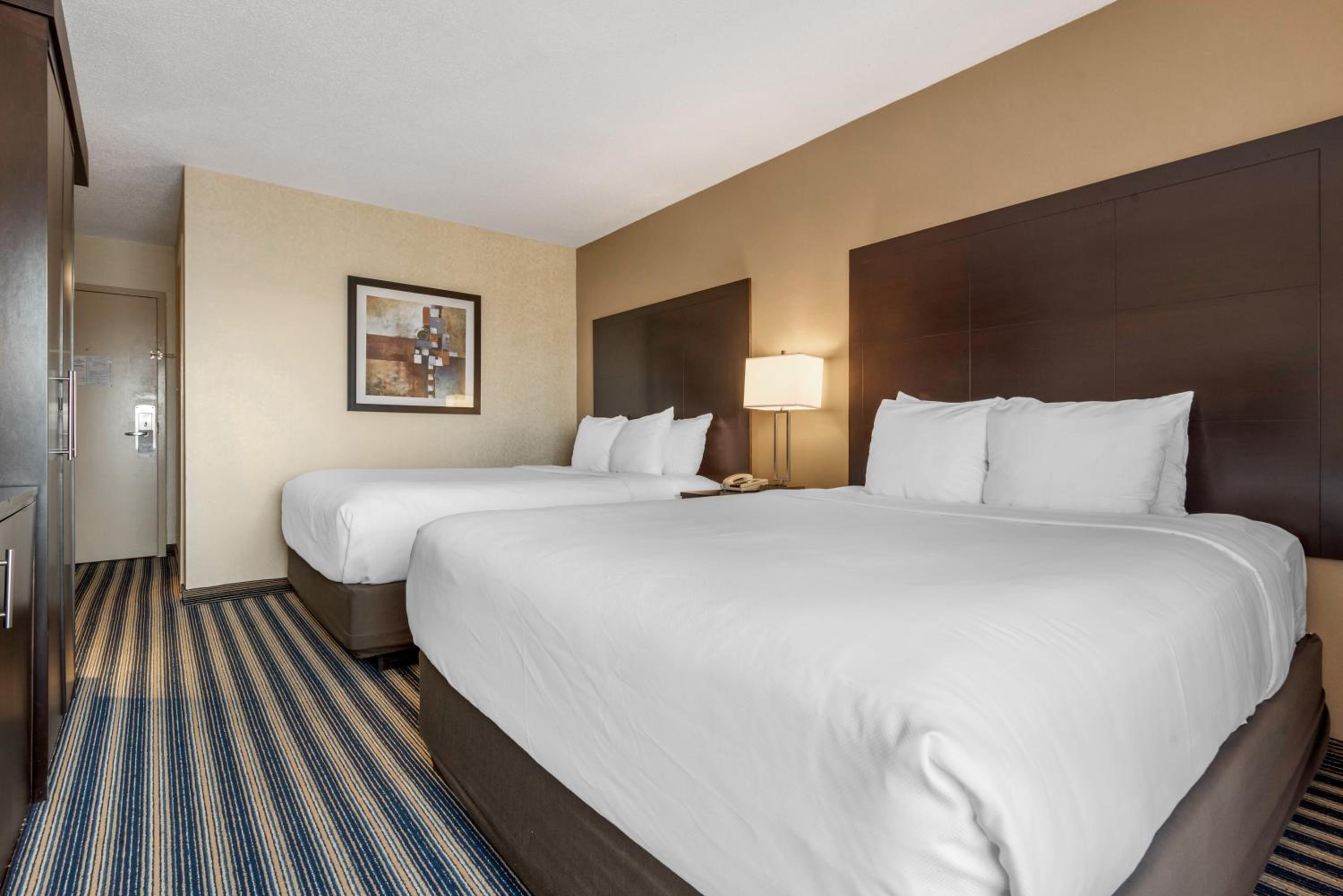 Queen Room with Two Queen Beds (2nd Floor) - Photo 4