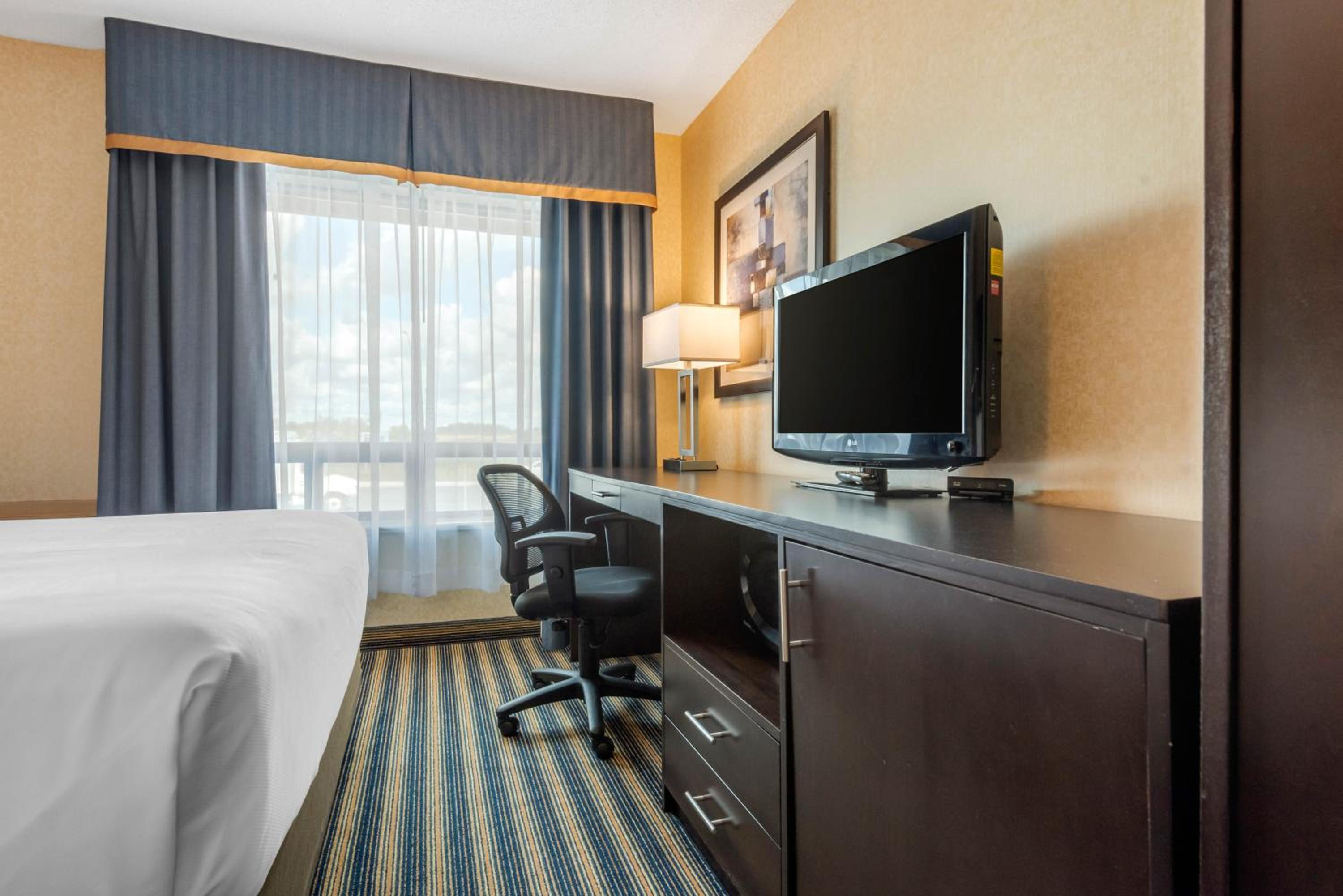 Queen Room with Two Queen Beds (2nd Floor) - Photo 3