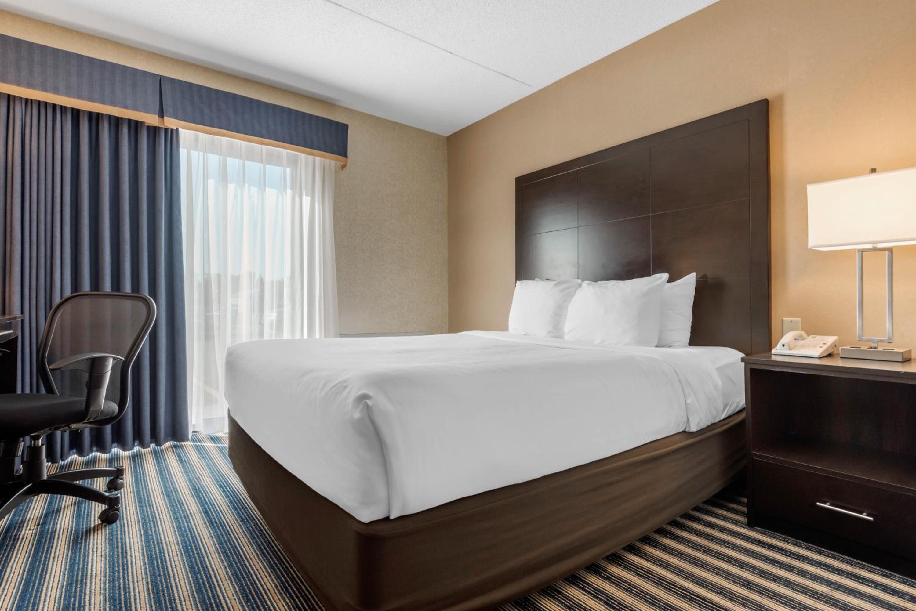 Queen Room with Two Queen Beds - Non-Smoking (main floor) - Photo 4