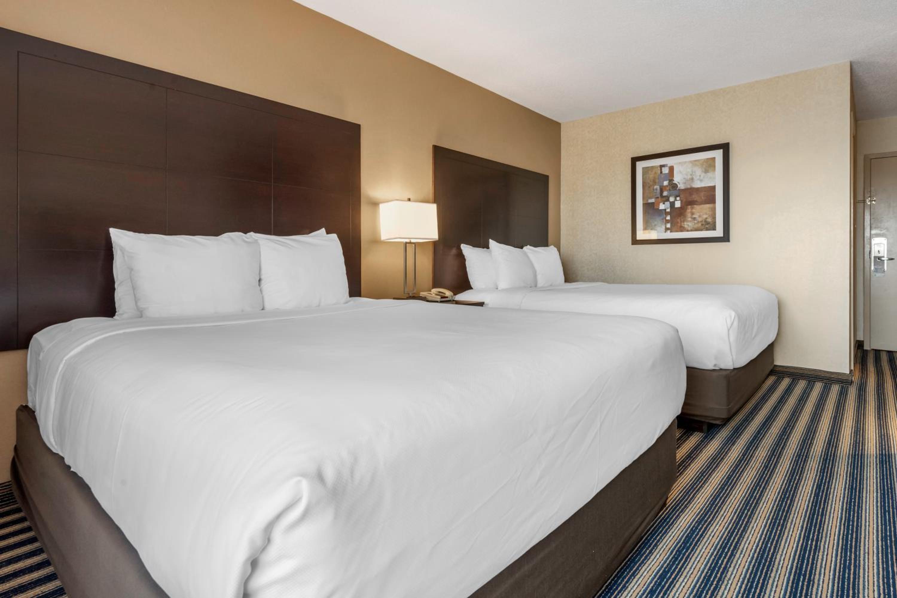 Queen Room with Two Queen Beds - Non-Smoking (main floor) - Photo 2