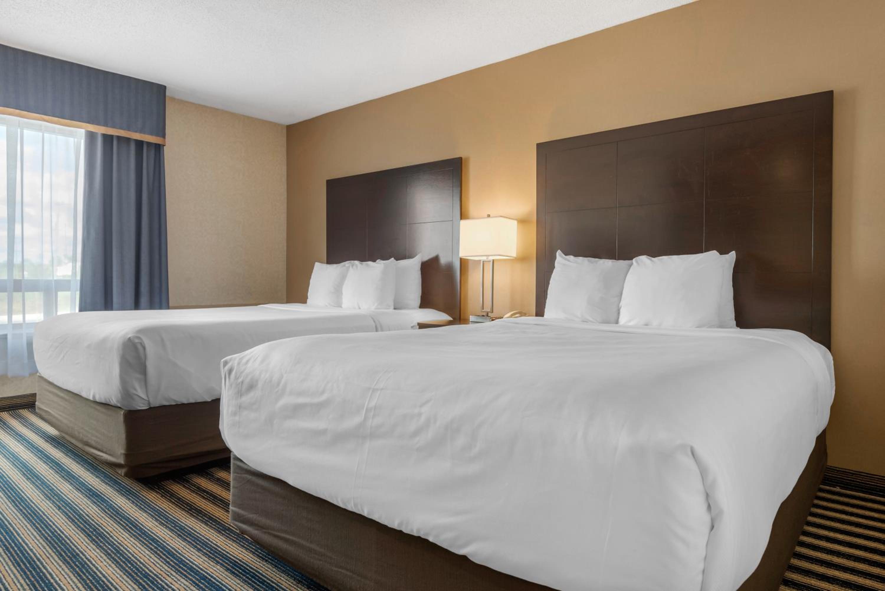 Queen Room with Two Queen Beds - Non-Smoking (main floor) - Photo 1