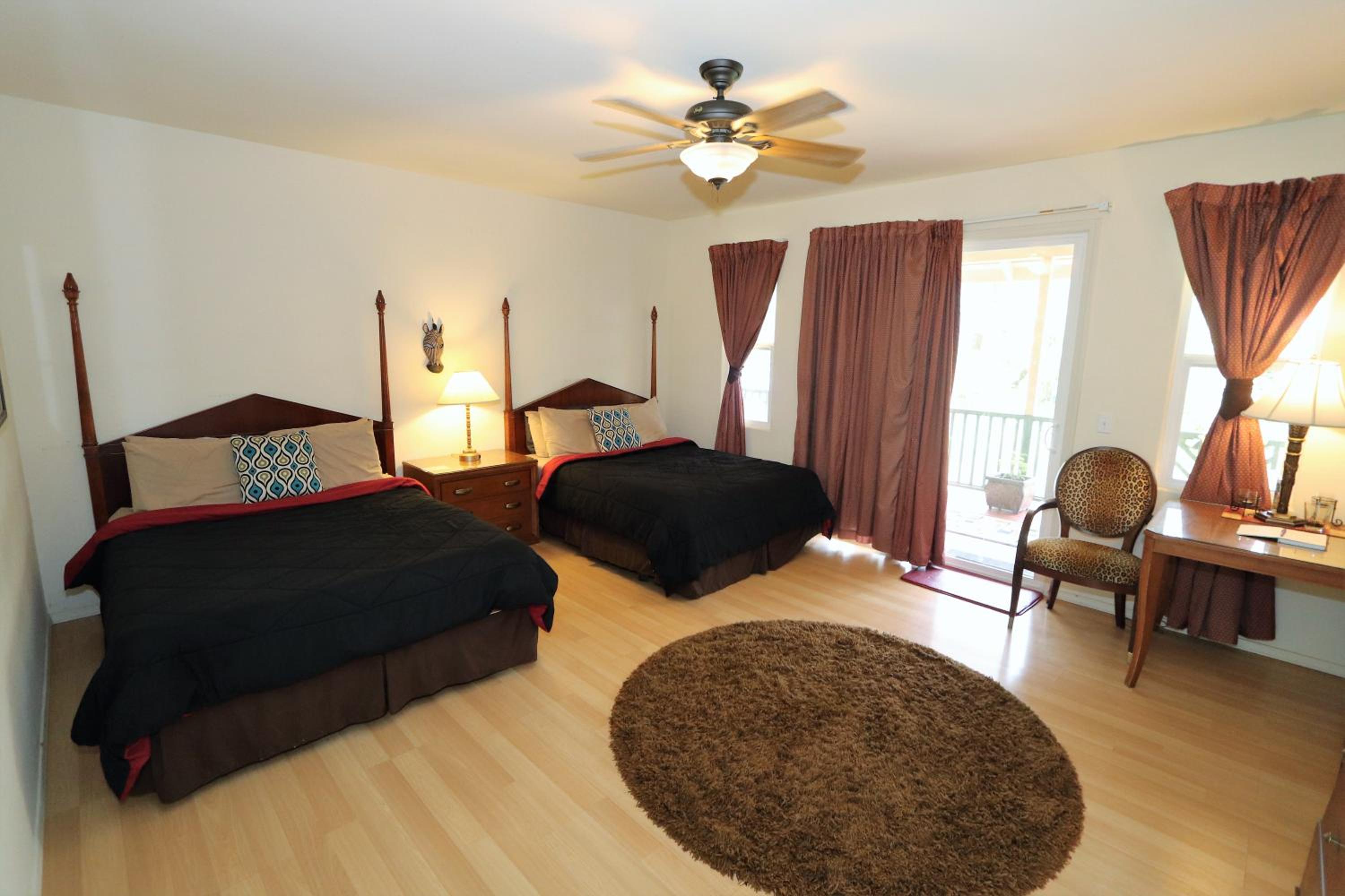Standard Queen Room with Two Queen Beds - Photo 6
