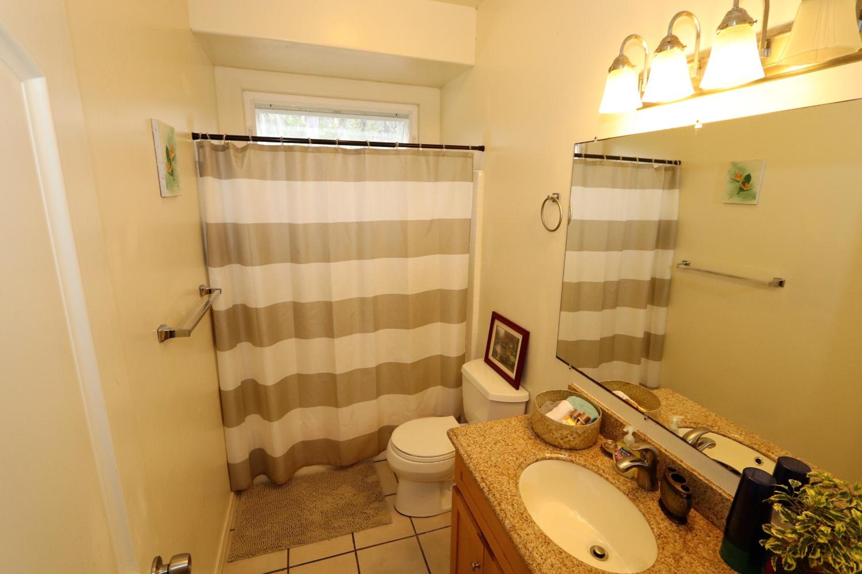 Standard Queen Room with Two Queen Beds - Photo 11
