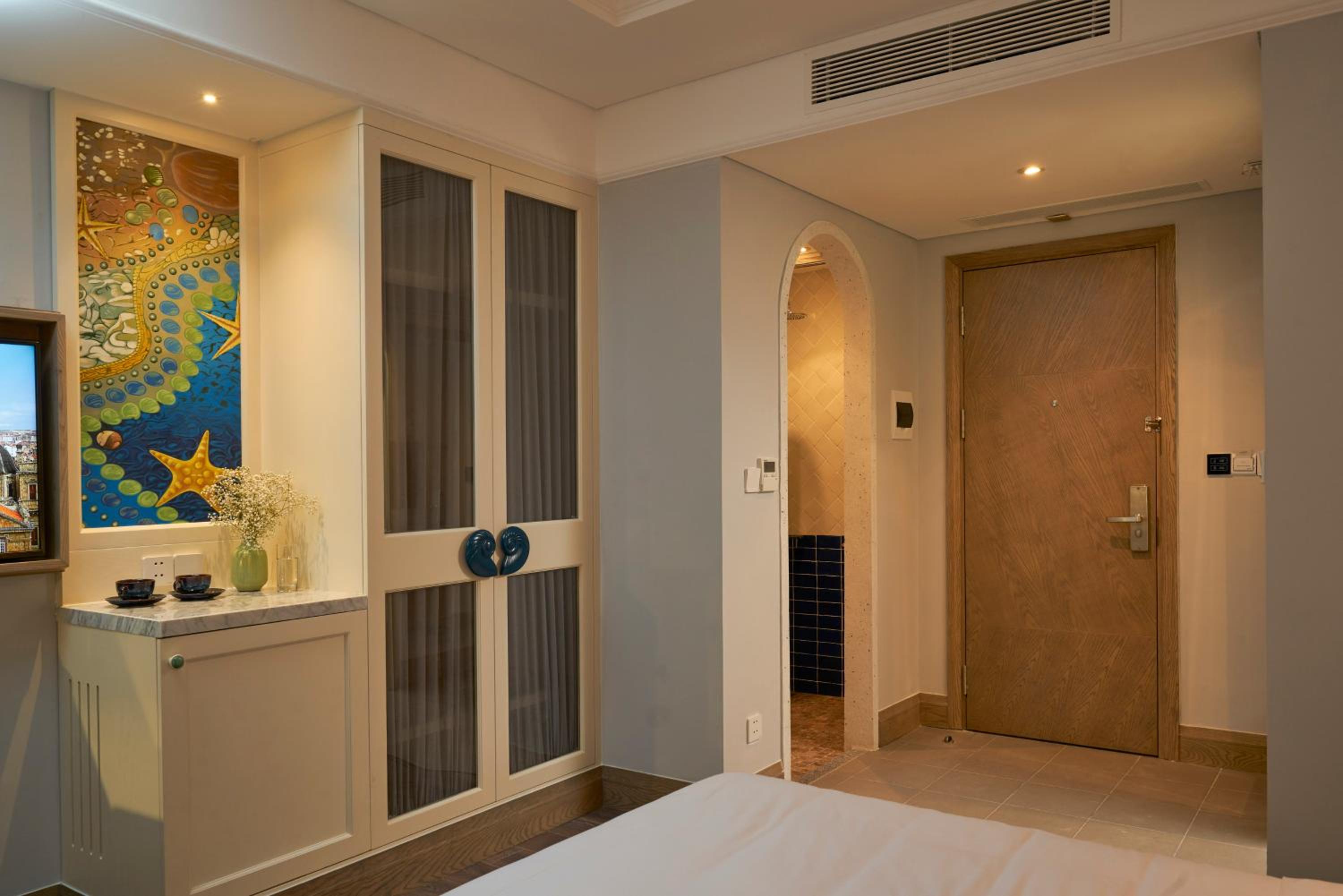 Deluxe Twin Room with City View - Photo 4