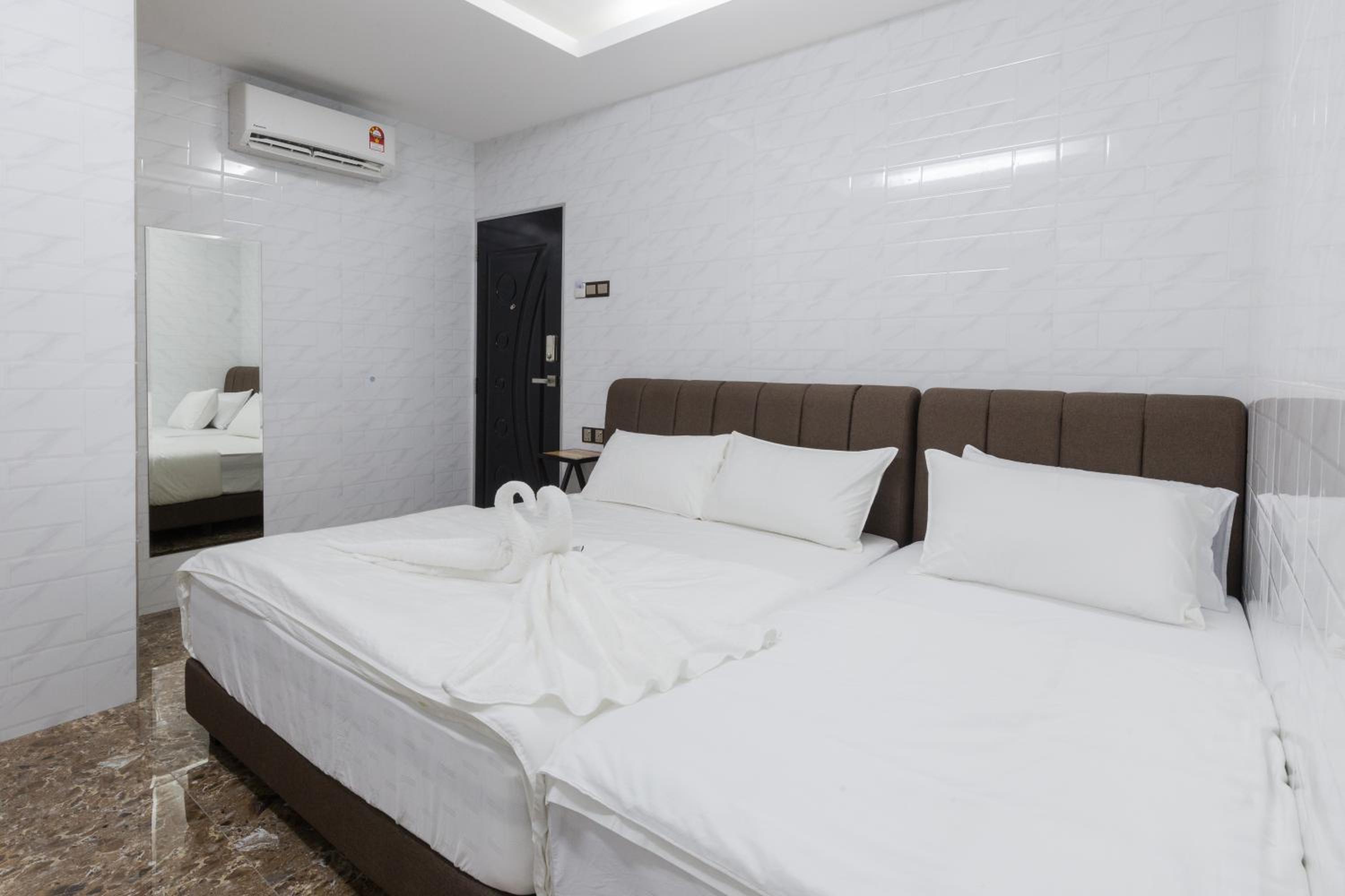 Deluxe Triple Room - Photo 9