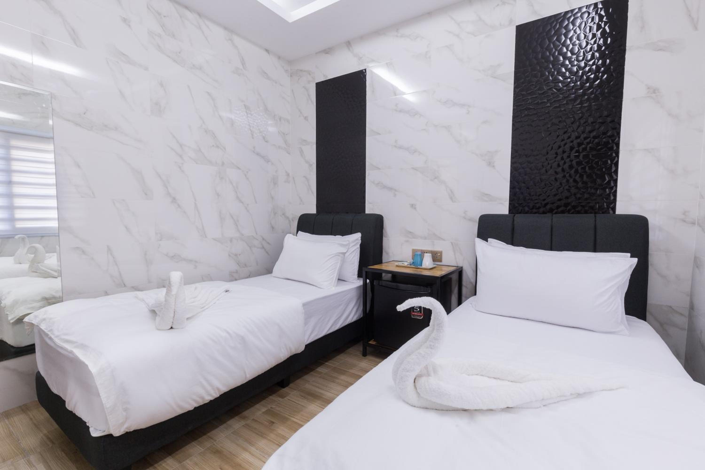 Deluxe Twin Room - Photo 2