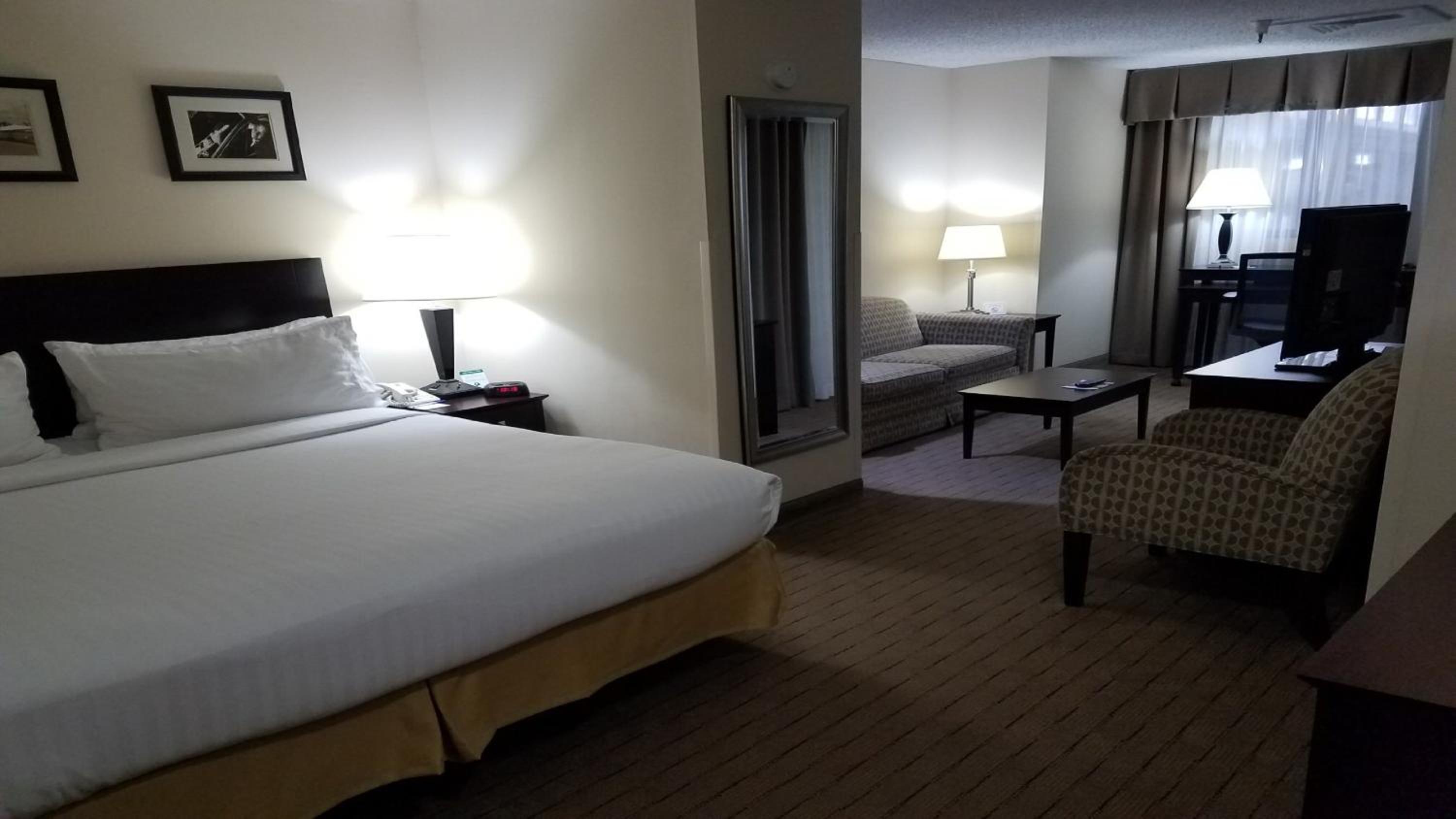 King Suite - Non-Smoking - Photo 2