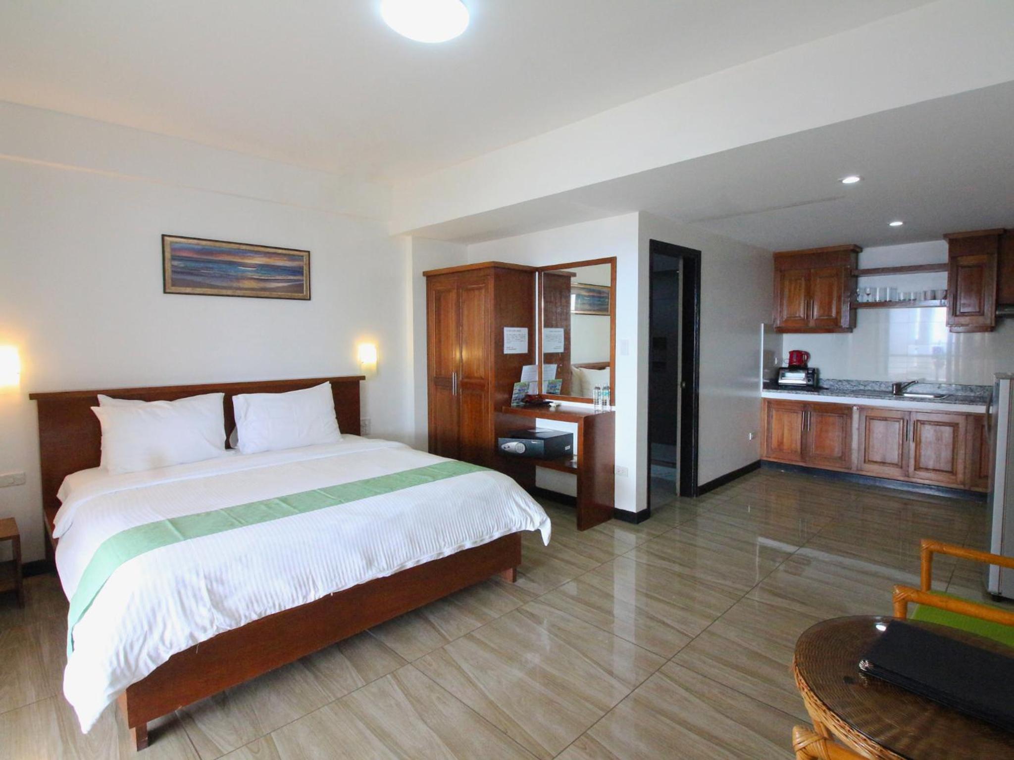Deluxe Room with Sea View - Photo 1