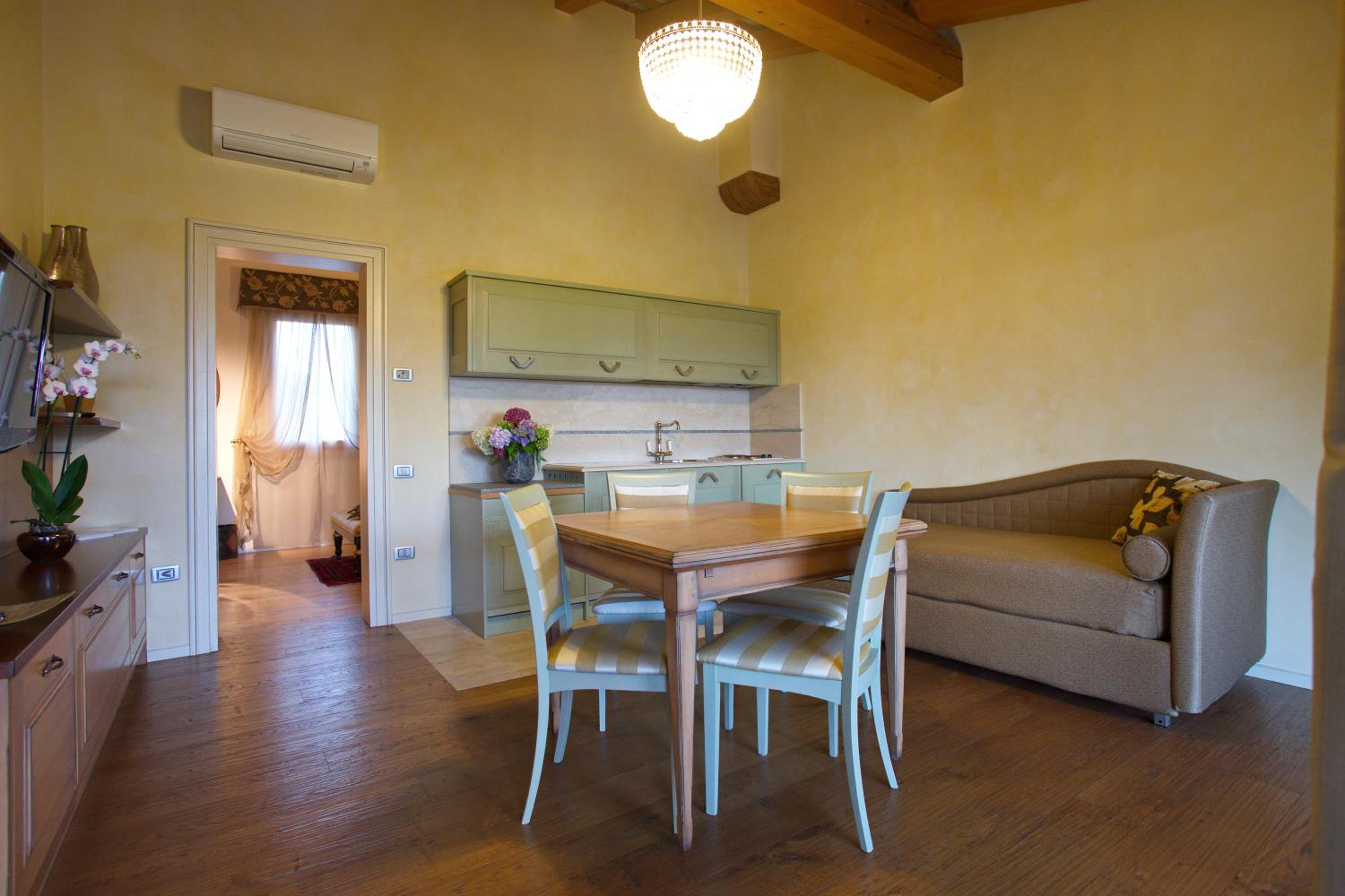Suite - Photo 3