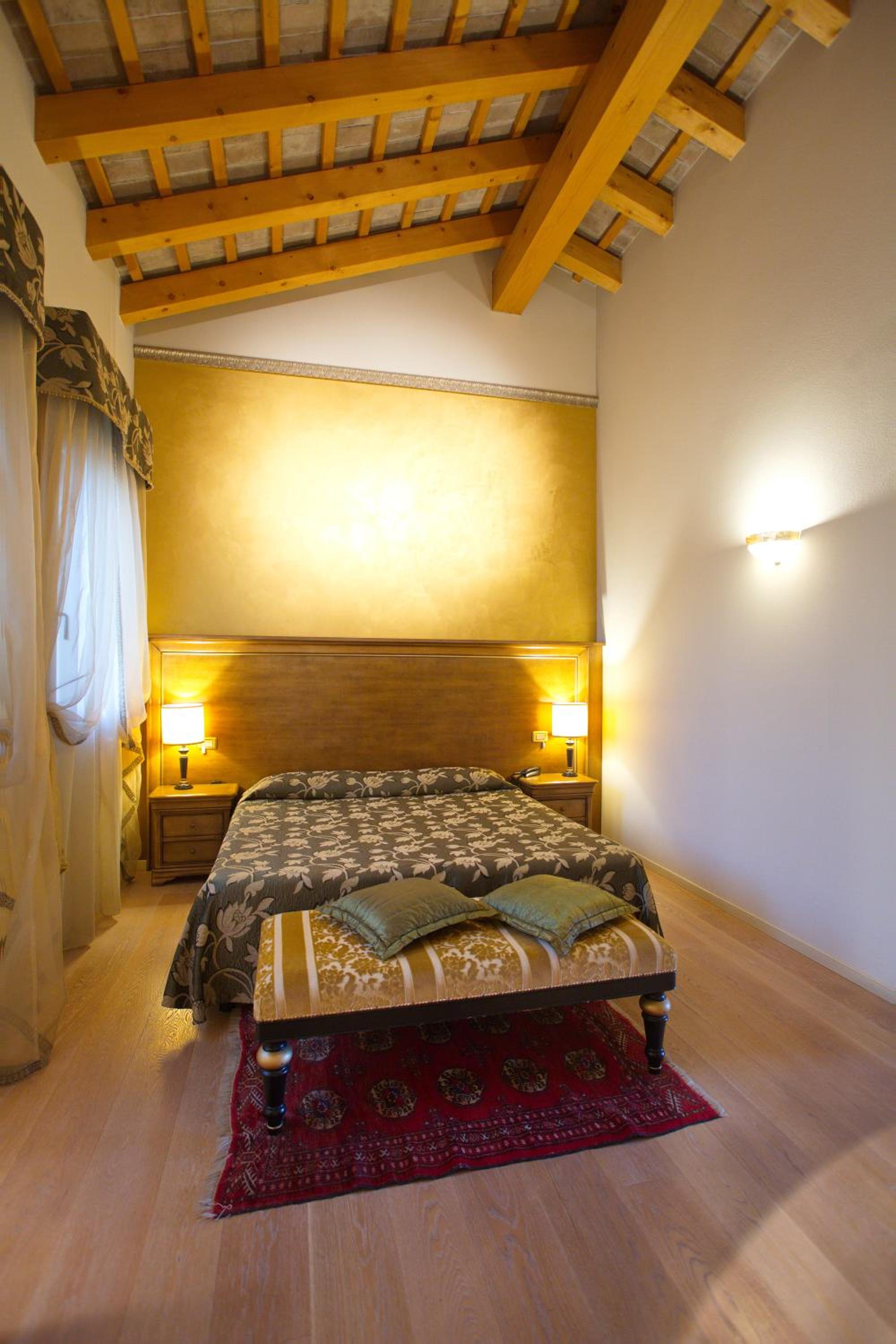Suite - Photo 1