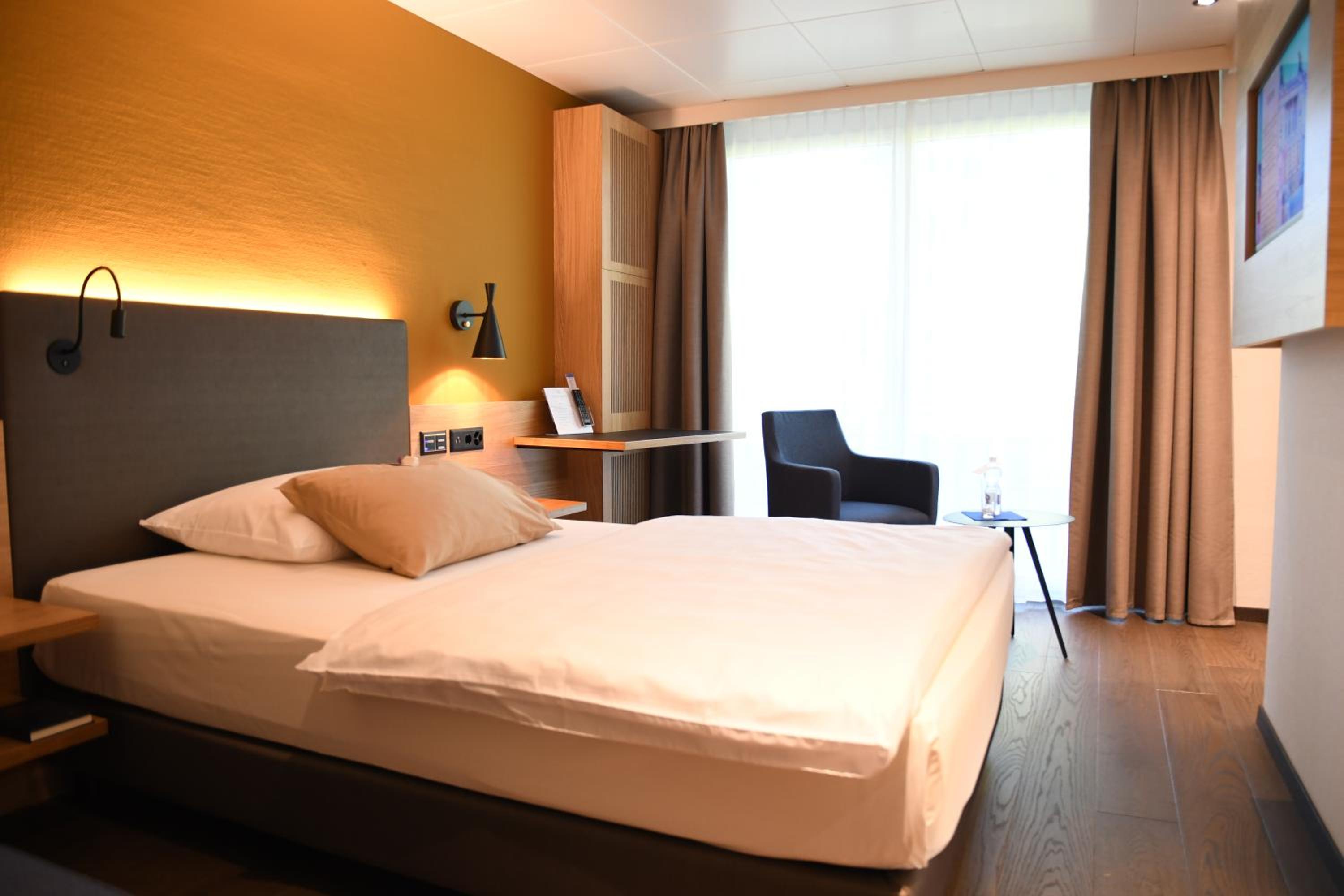 Classic Single Room with Balcony thumbnail 6