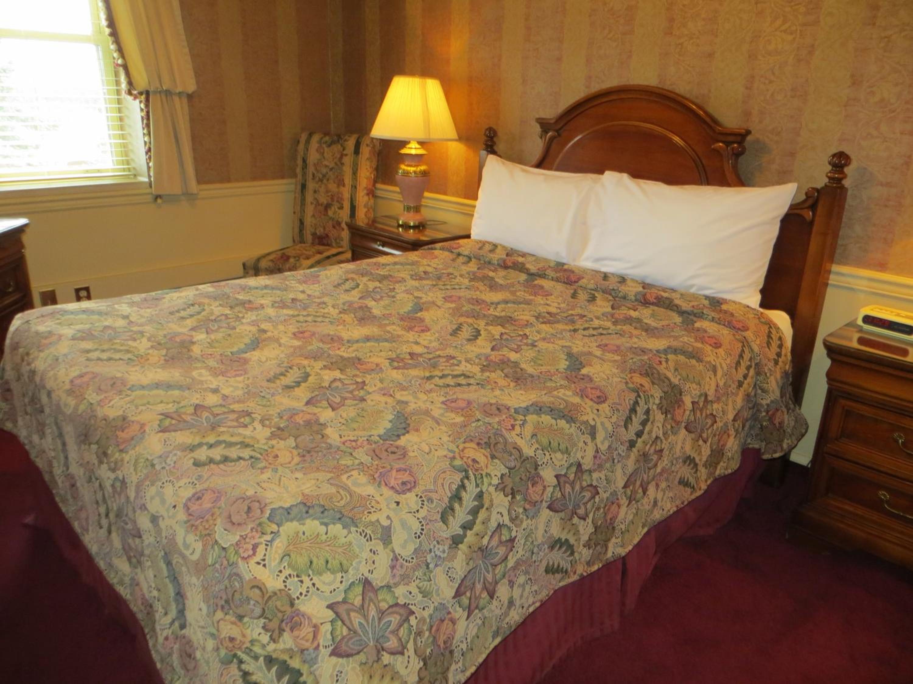 Queen Room photo 2
