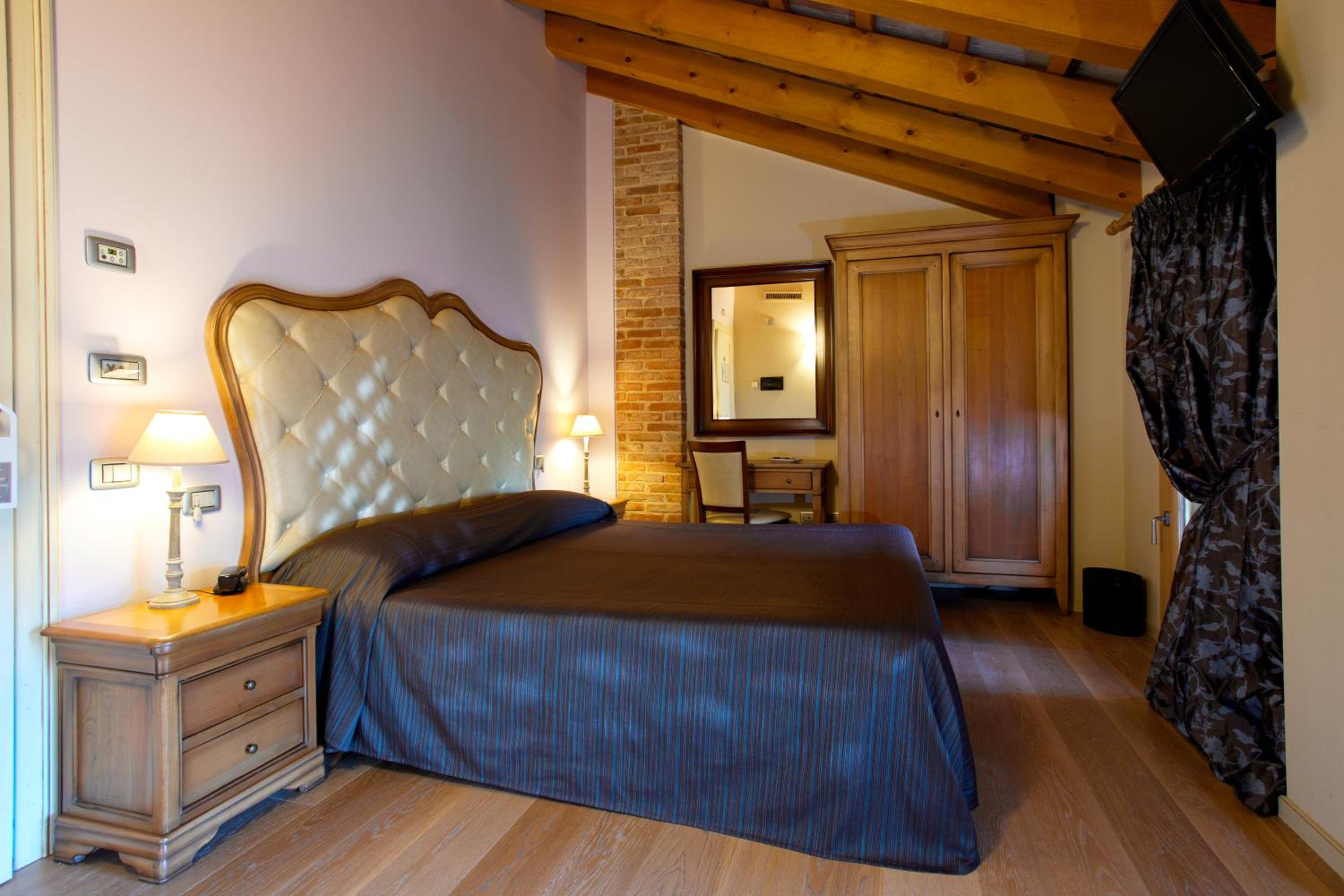 Double or Twin Room - Photo 6