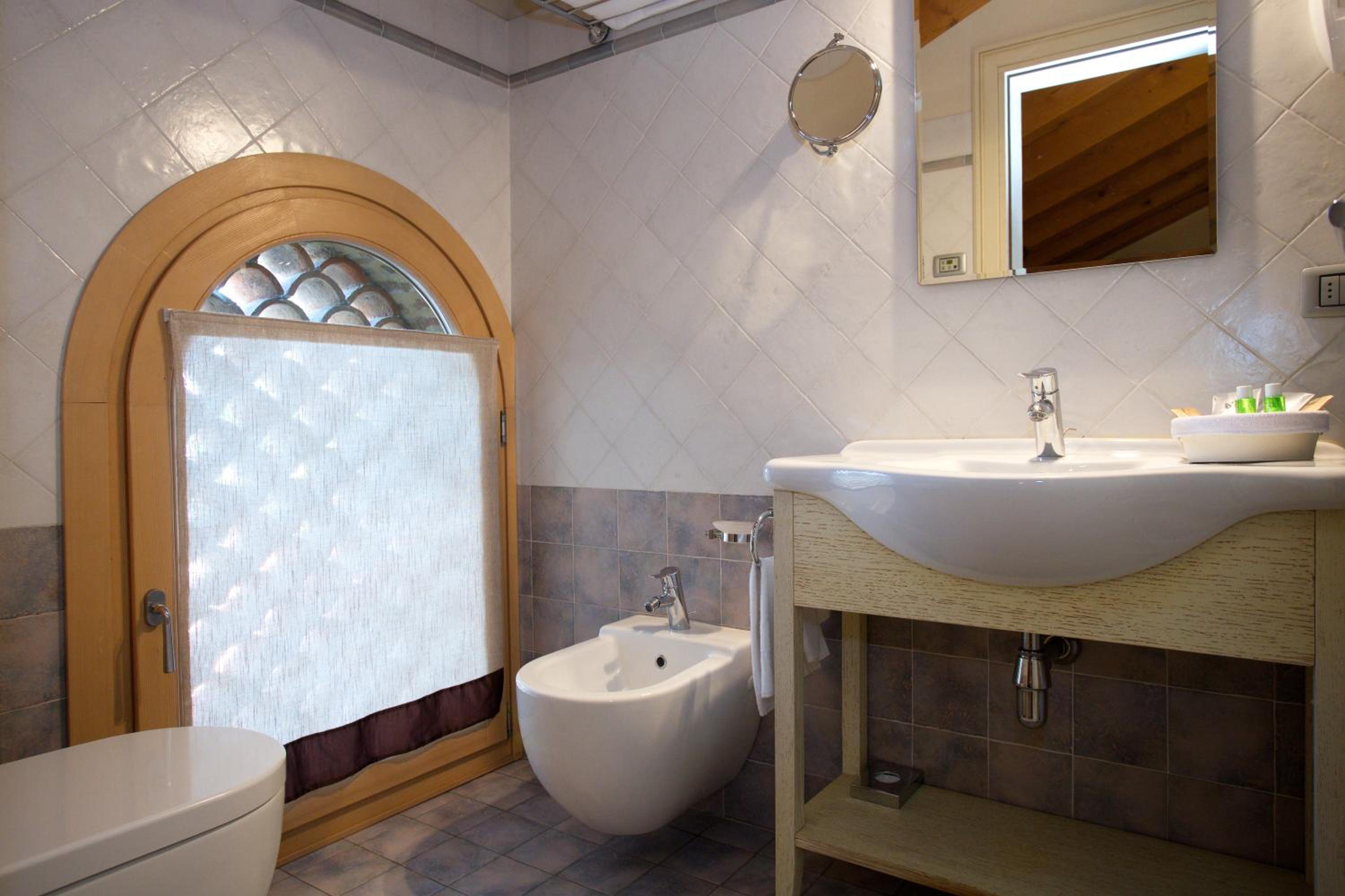 Double or Twin Room - Photo 9