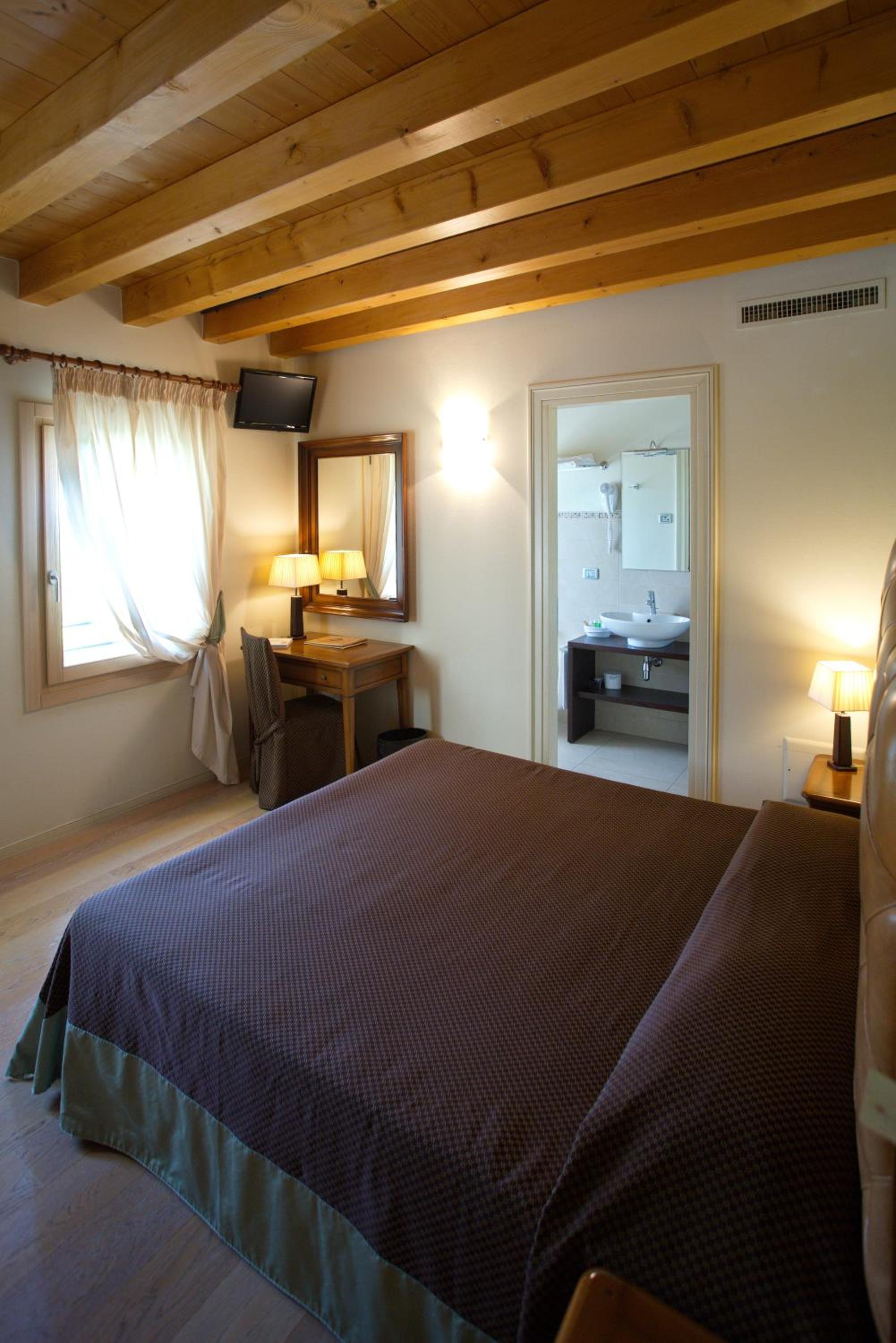 Double or Twin Room - Photo 15
