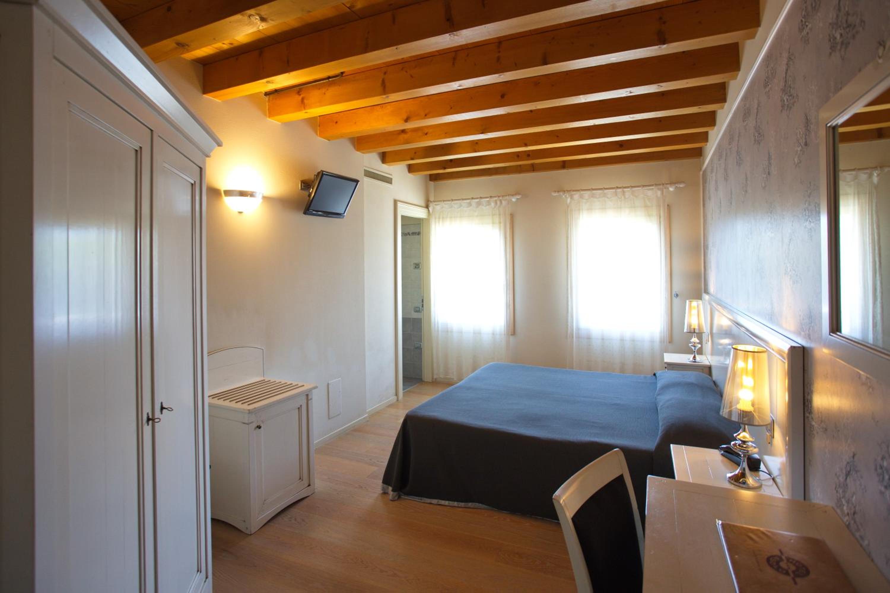 Double or Twin Room - Photo 11