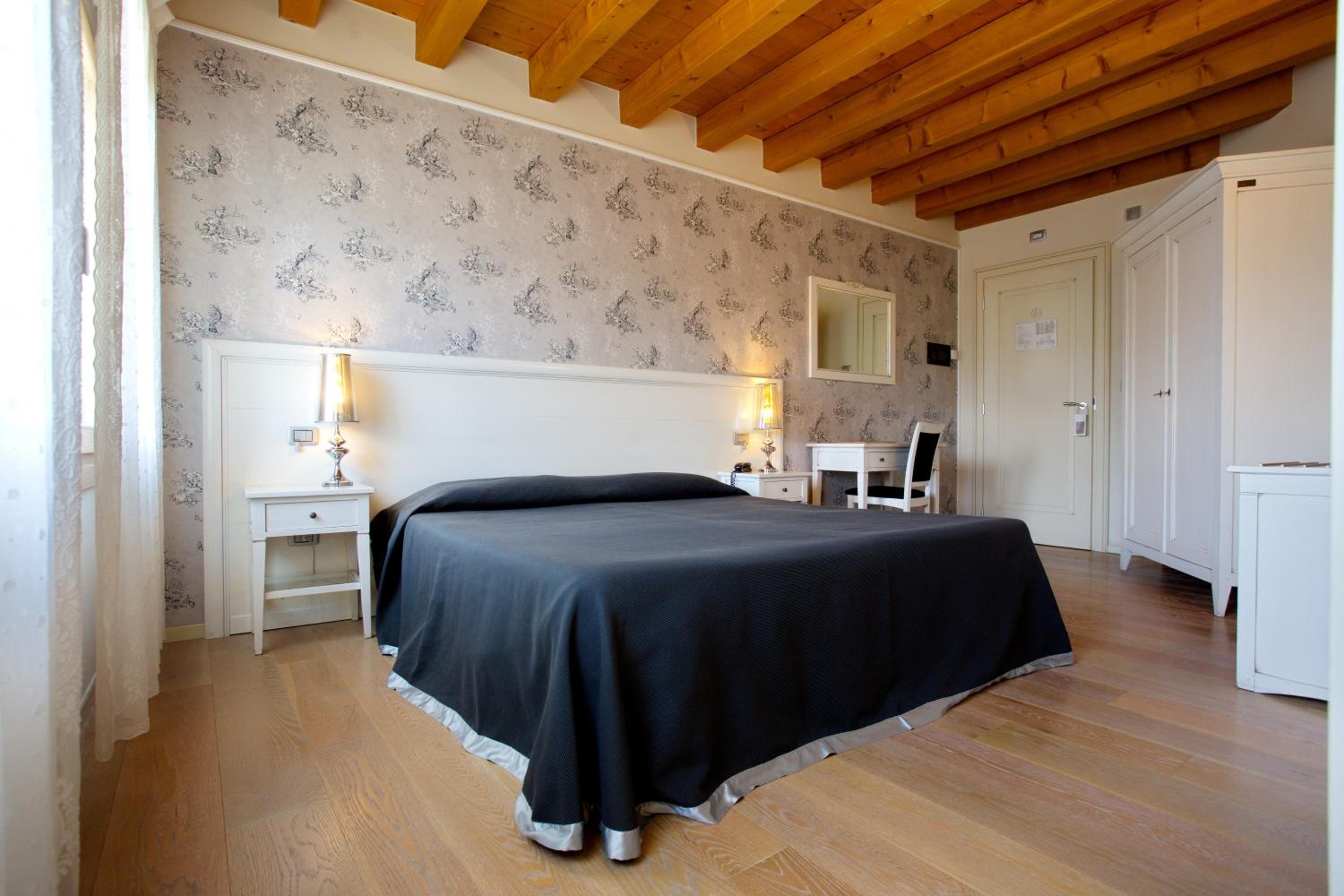 Double or Twin Room - Photo 10