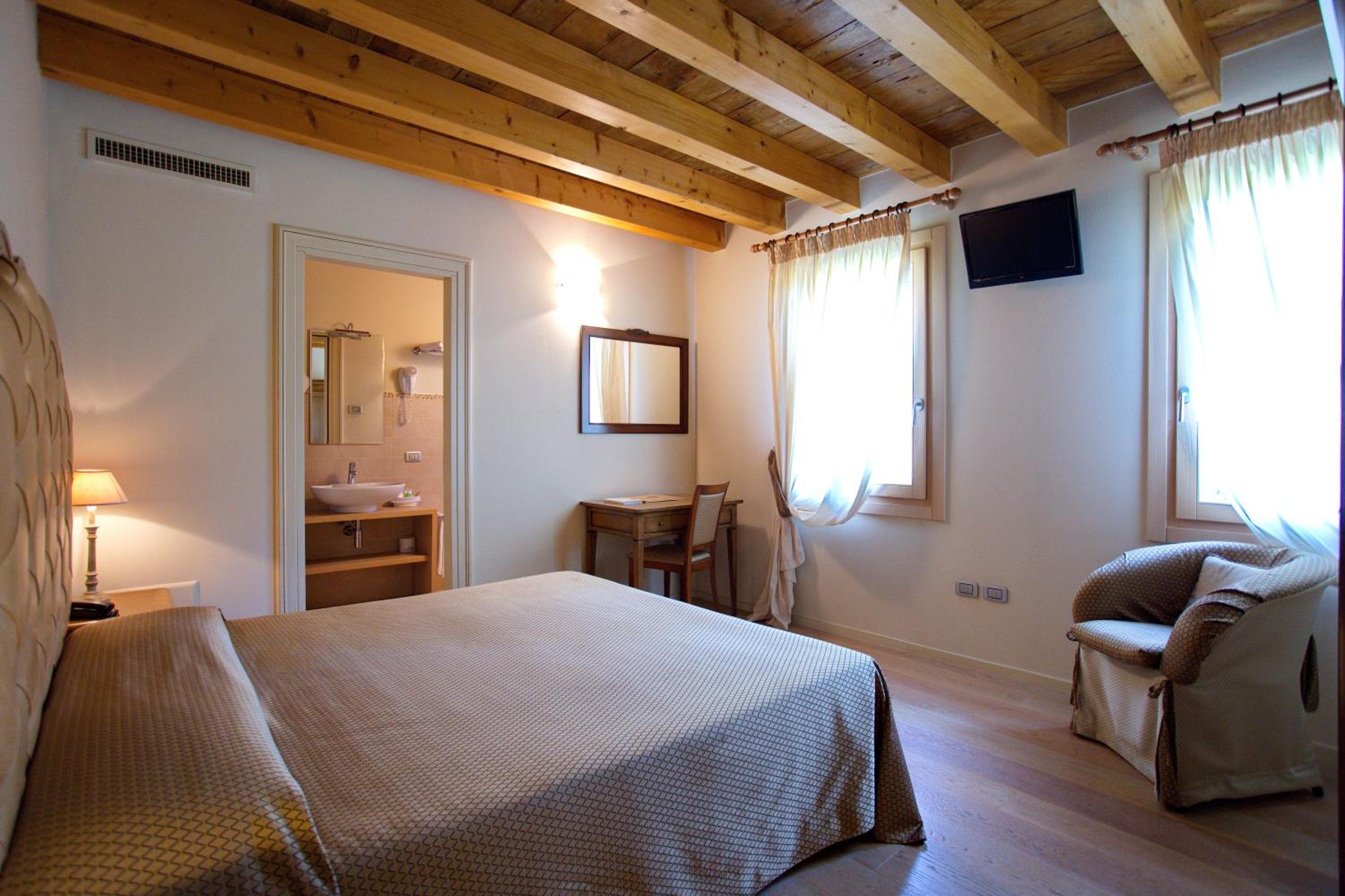 Double or Twin Room - Photo 14