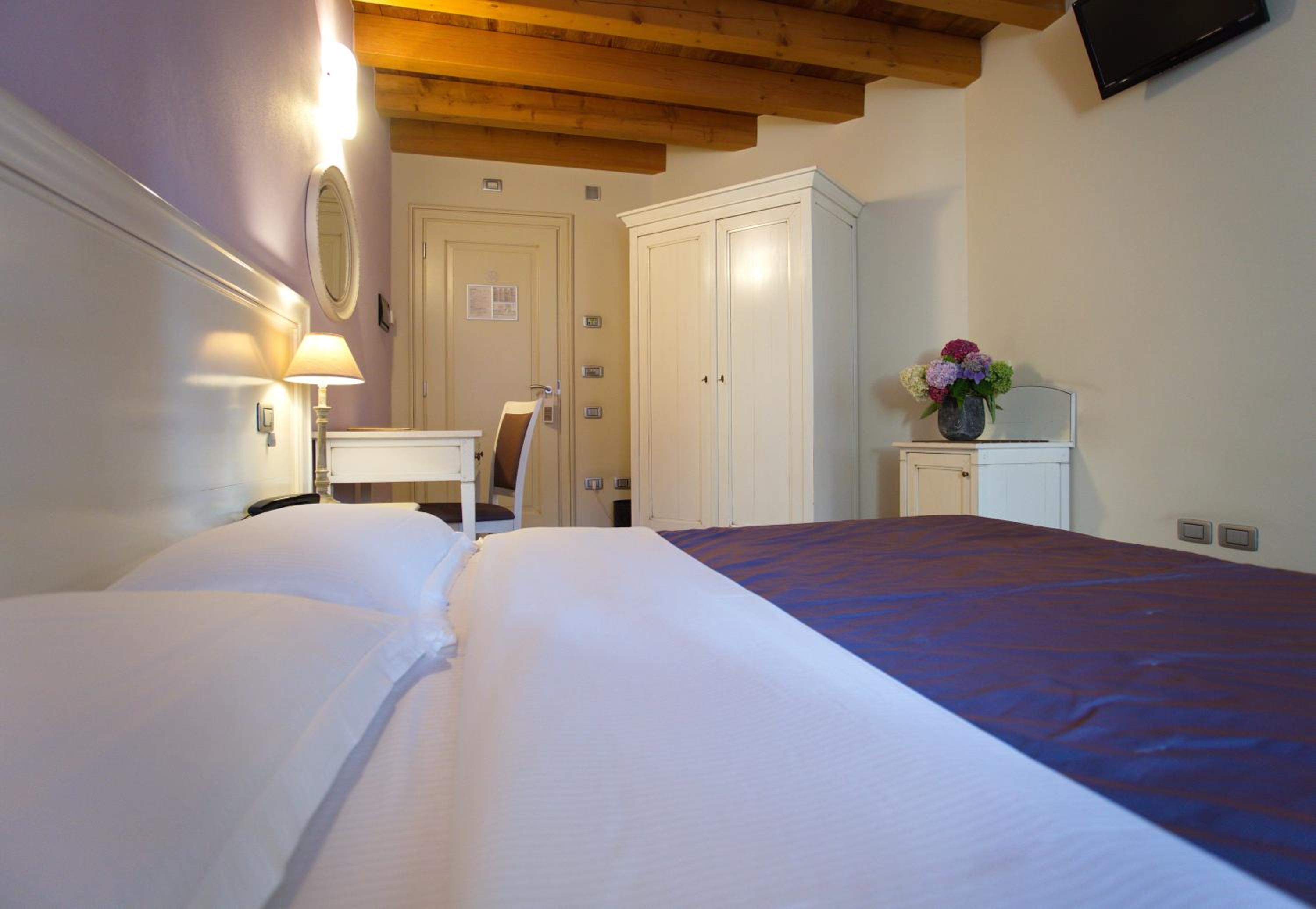 Double or Twin Room - Photo 3