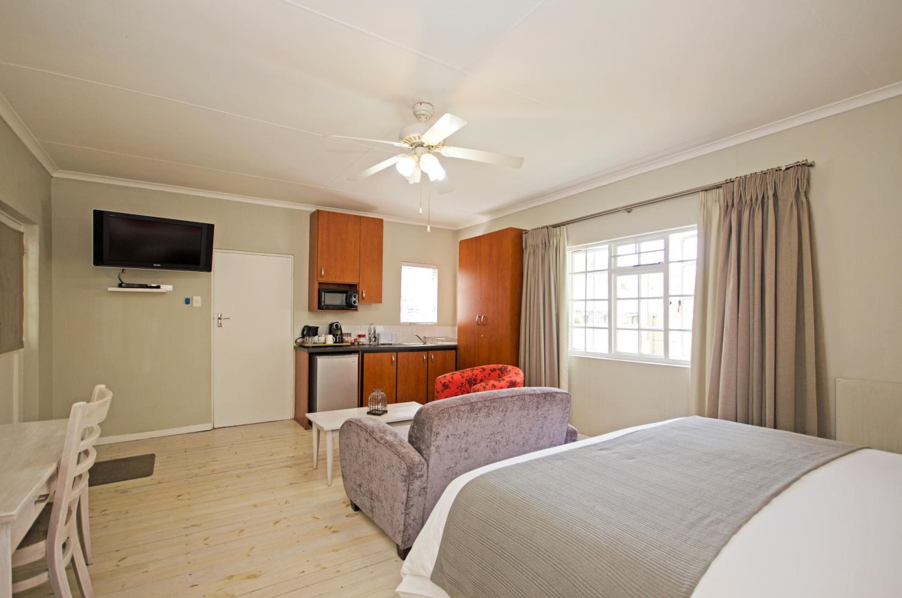 Large Double Room 9 photo 1
