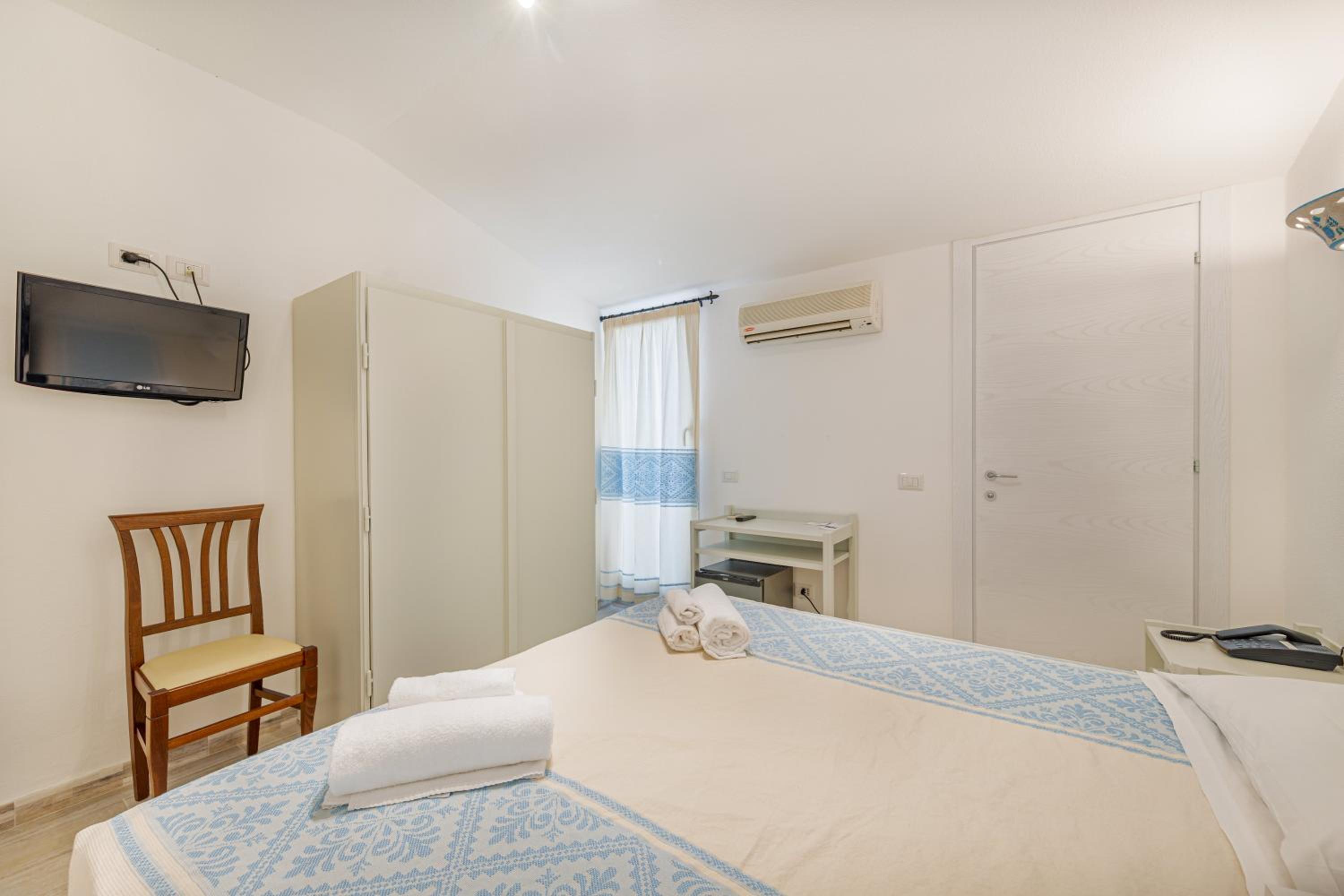 Double or Twin Room - Photo 4