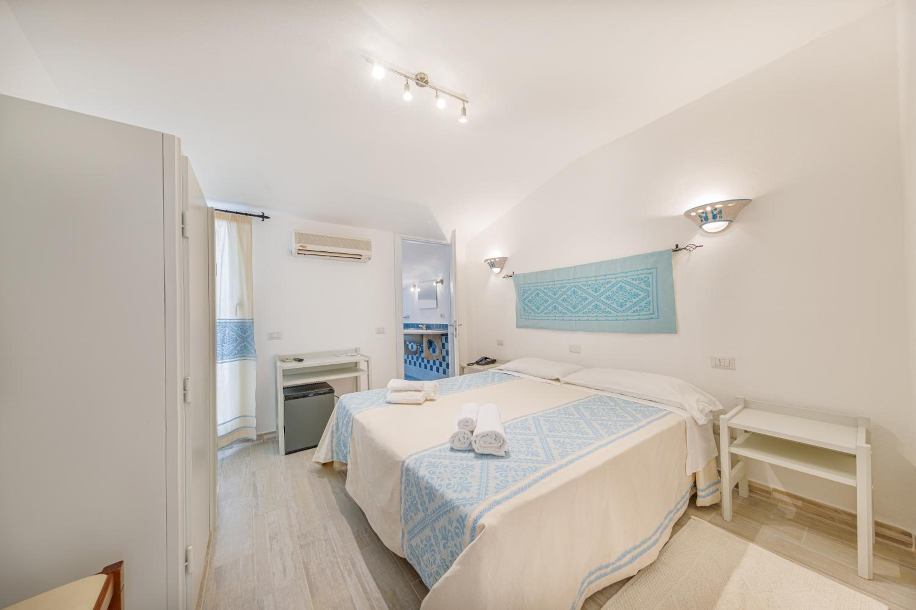 Double or Twin Room - Photo 5