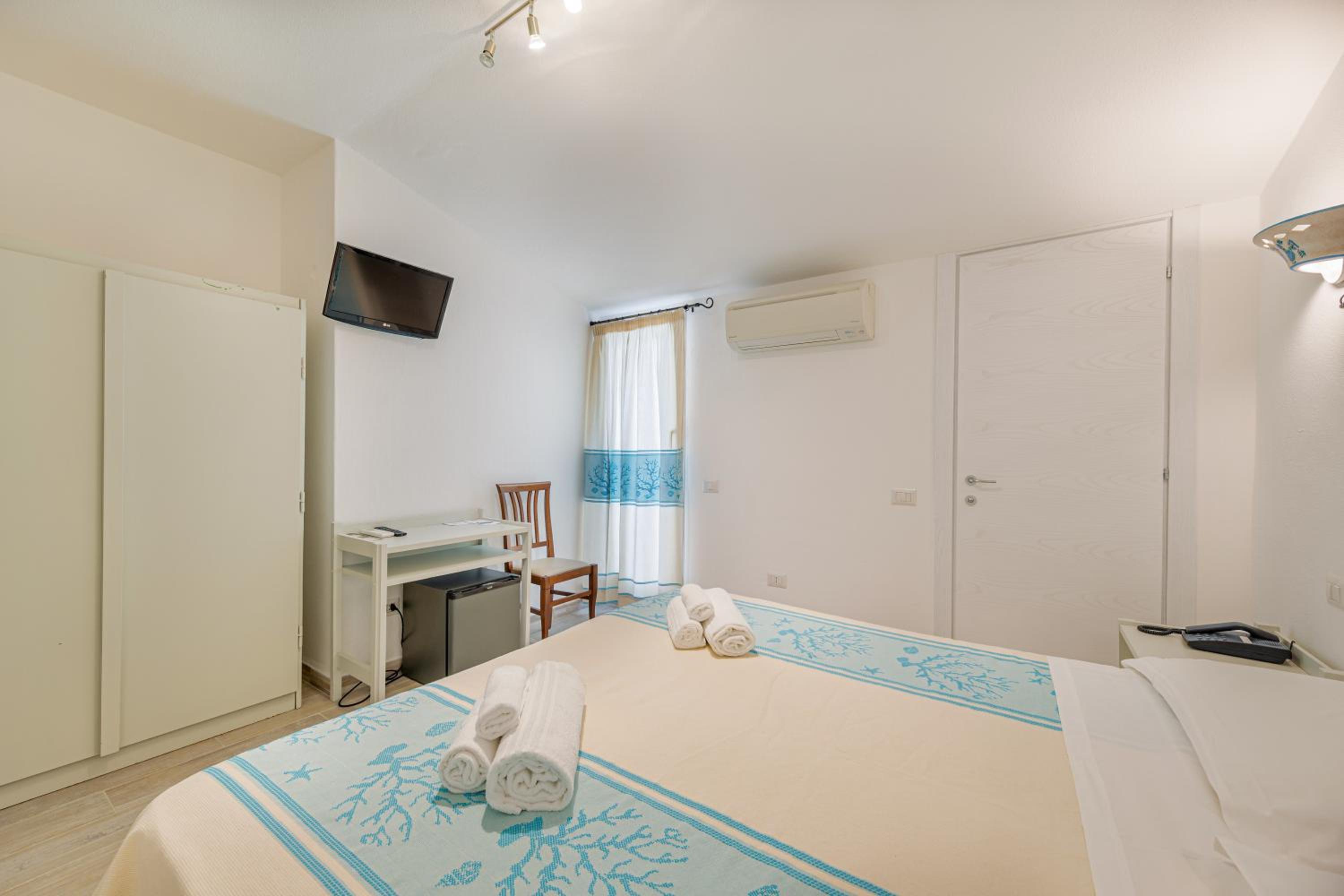 Double or Twin Room - Photo 6