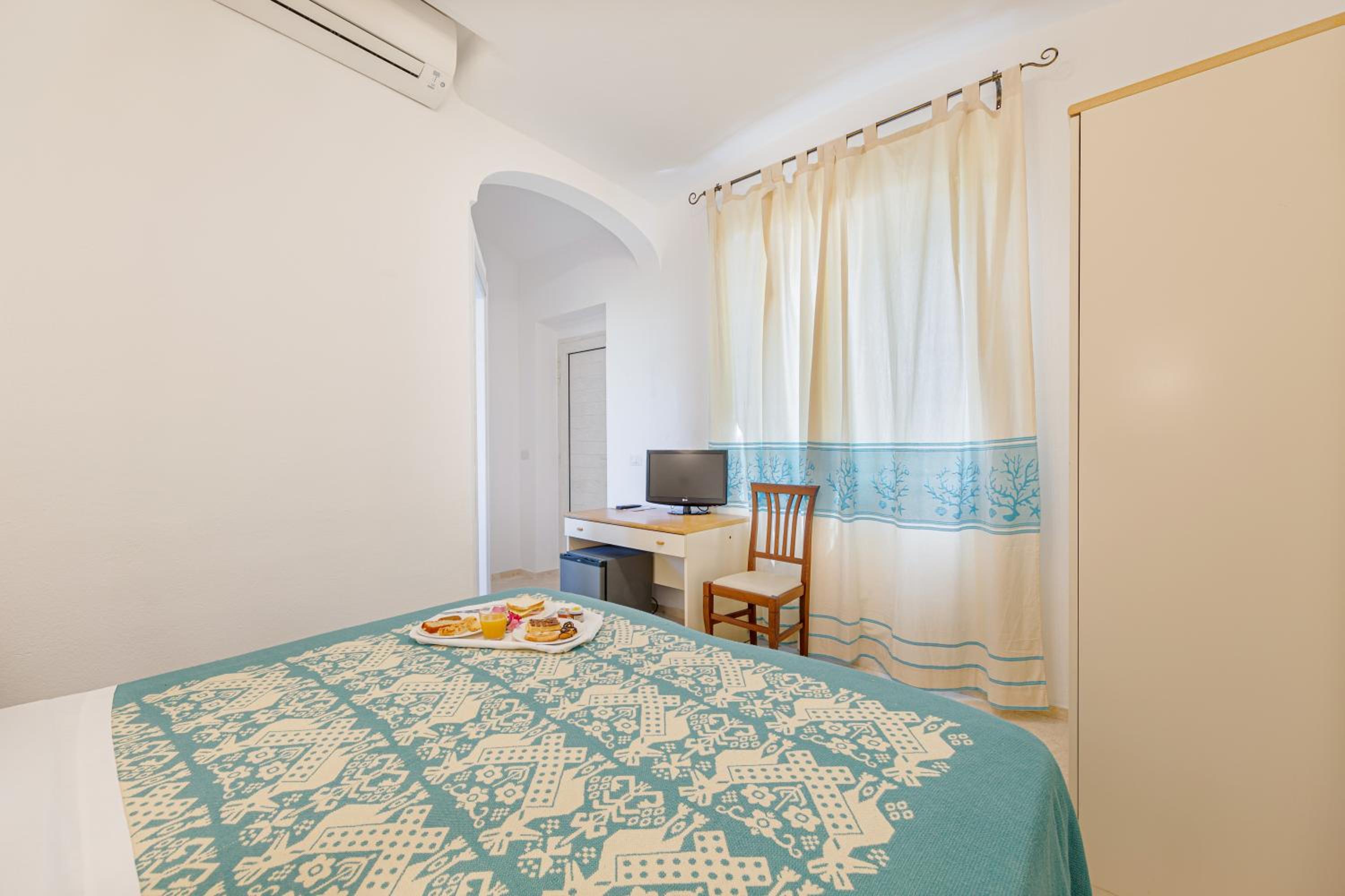 Double or Twin Room with Garden View - Photo 9