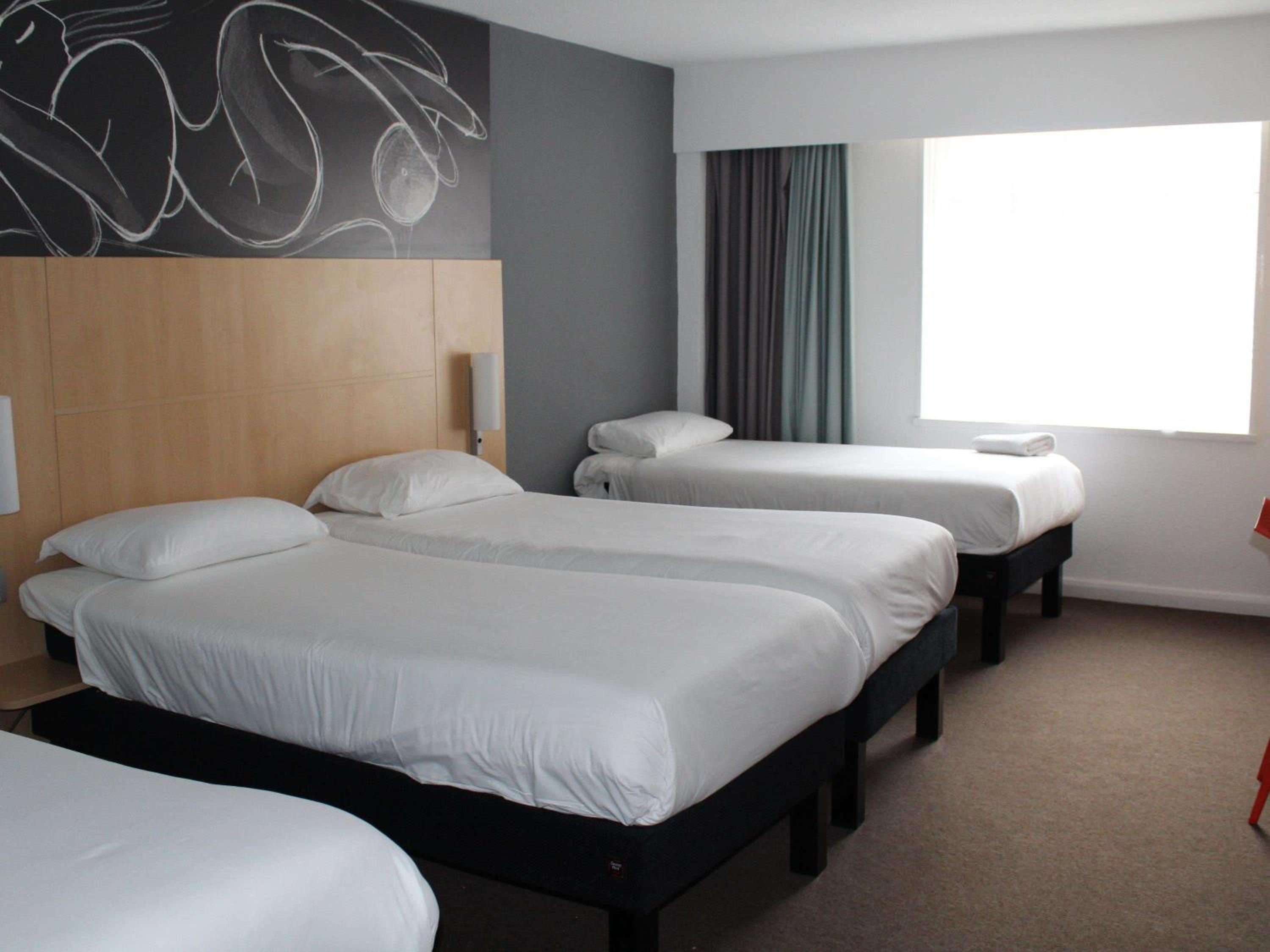 Quadruple Room with four single beds - Photo 1